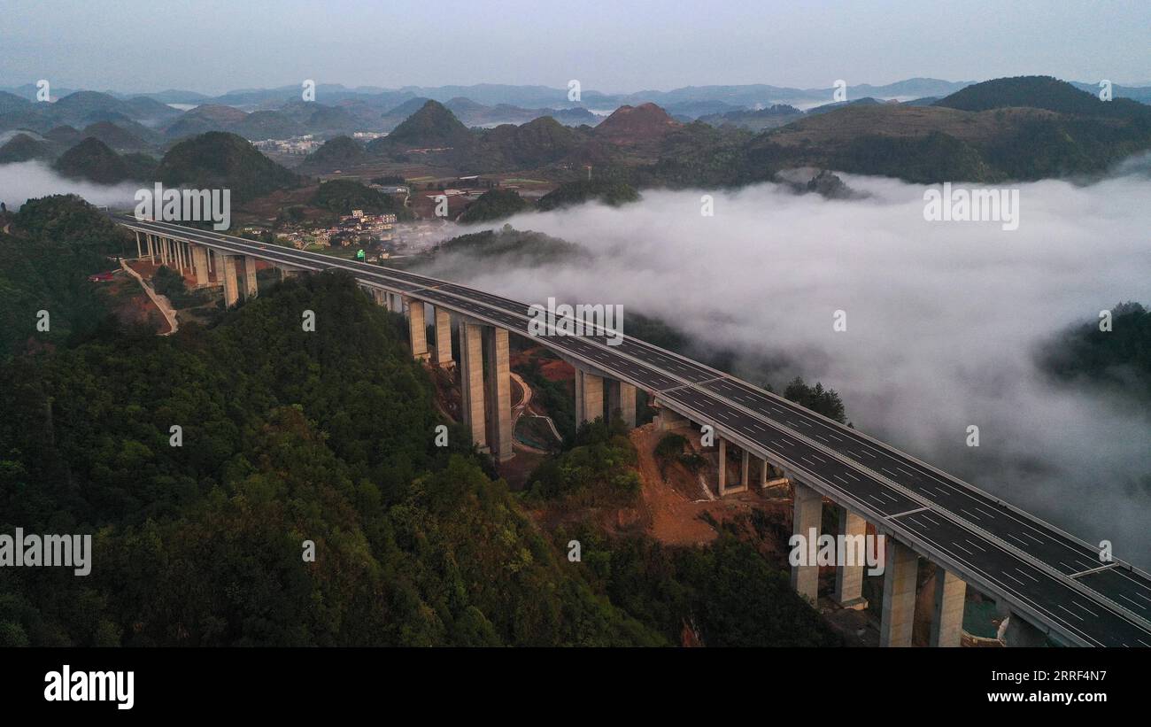 220328 -- GUIDING, 28. März 2022 -- Luftaufnahme aufgenommen am 28. März 2022 zeigt die Shitouzhai Grand Bridge entlang des Guiyang-Huangping Highway in der südwestlichen chinesischen Provinz Guizhou. Der Bau der Hauptstrecke des Guiyang-Huangping Highway ist in die letzte Phase eingetreten und soll in diesem Jahr abgeschlossen werden. Die Hauptstrecke dieser Autobahn erstreckt sich über 120,6 Kilometer und wird Guizhou mit dem Yangtze-Delta verbinden. CHINA-GUIZHOU-GUIYANG-HUANGPING-HIGHWAY CN YangxWenbin PUBLICATIONxNOTxINxCHN 220328 -- GUIDING, 28. März 2022 -- Luftaufnahme aufgenommen am 28. März 2022 zeigt die Stockfoto