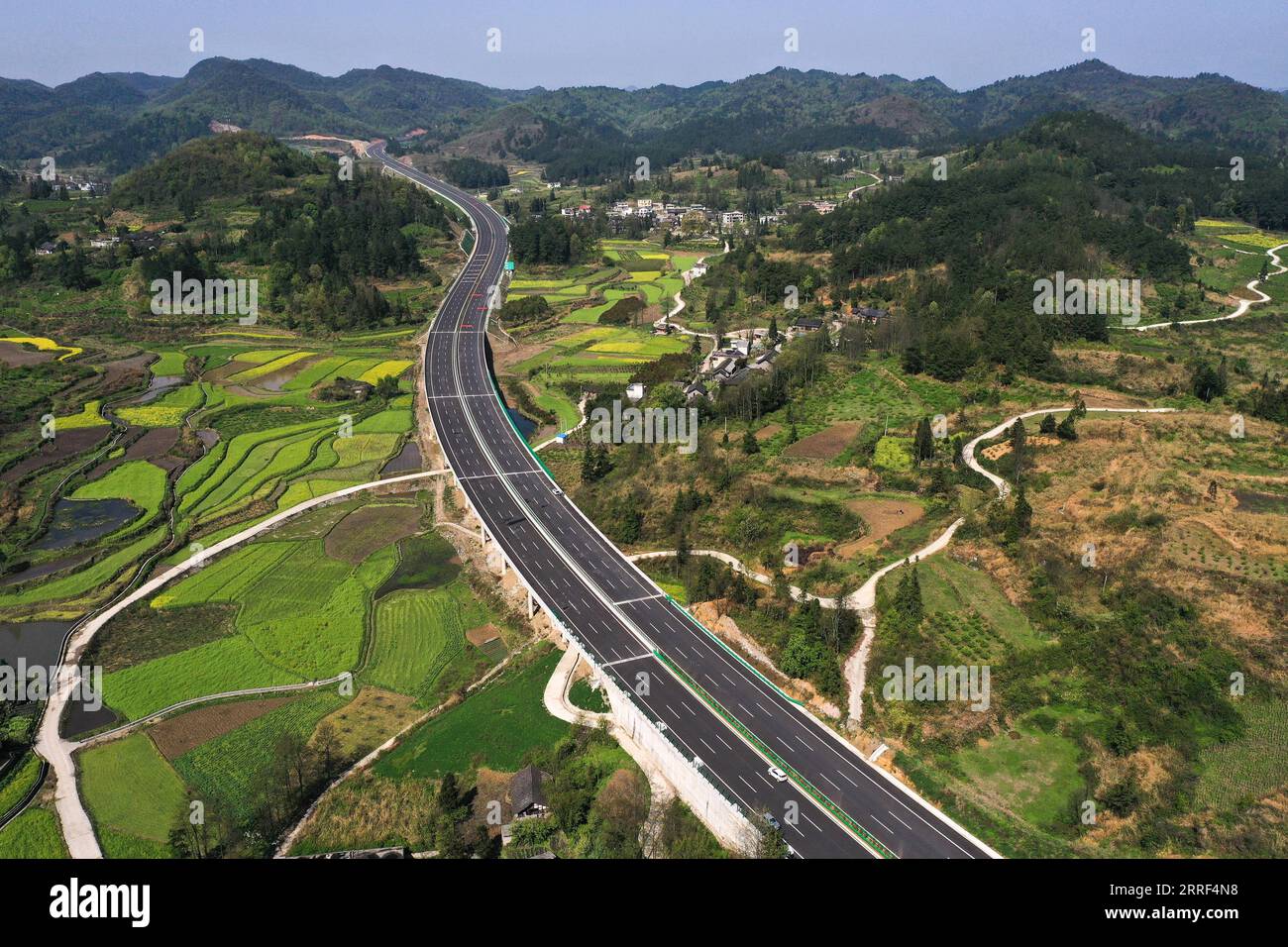 220328 -- GUIDING, 28. März 2022 -- Luftaufnahme aufgenommen am 28. März 2022 zeigt einen Abschnitt des Guiyang-Huangping Highway in Guiding County, südwestchinesische Provinz Guizhou. Der Bau der Hauptstrecke des Guiyang-Huangping Highway ist in die letzte Phase eingetreten und soll in diesem Jahr abgeschlossen werden. Die Hauptstrecke dieser Autobahn erstreckt sich über 120,6 Kilometer und wird Guizhou mit dem Yangtze-Delta verbinden. CHINA-GUIZHOU-GUIYANG-HUANGPING-HIGHWAY CN YangxWenbin PUBLICATIONxNOTxINxCHN 220328 -- GUIDING, 28. März 2022 -- Luftaufnahme aufgenommen am 28. März 2022 zeigt eine Sektio Stockfoto