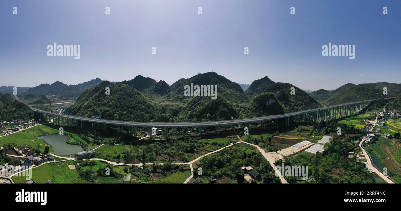 220328 -- GUIDING, 28. März 2022 -- Luftaufnahme aufgenommen am 28. März 2022 zeigt die große Brücke Xinminjing entlang des Guiyang-Huangping Highway in der südwestlichen chinesischen Provinz Guizhou. Der Bau der Hauptstrecke des Guiyang-Huangping Highway ist in die letzte Phase eingetreten und soll in diesem Jahr abgeschlossen werden. Die Hauptstrecke dieser Autobahn erstreckt sich über 120,6 Kilometer und wird Guizhou mit dem Yangtze-Delta verbinden. CHINA-GUIZHOU-GUIYANG-HUANGPING-HIGHWAY CN YangxWenbin PUBLICATIONxNOTxINxCHN 220328 -- GUIDING, 28. März 2022 -- Luftaufnahme aufgenommen am 28. März 2022 zeigt die Stockfoto