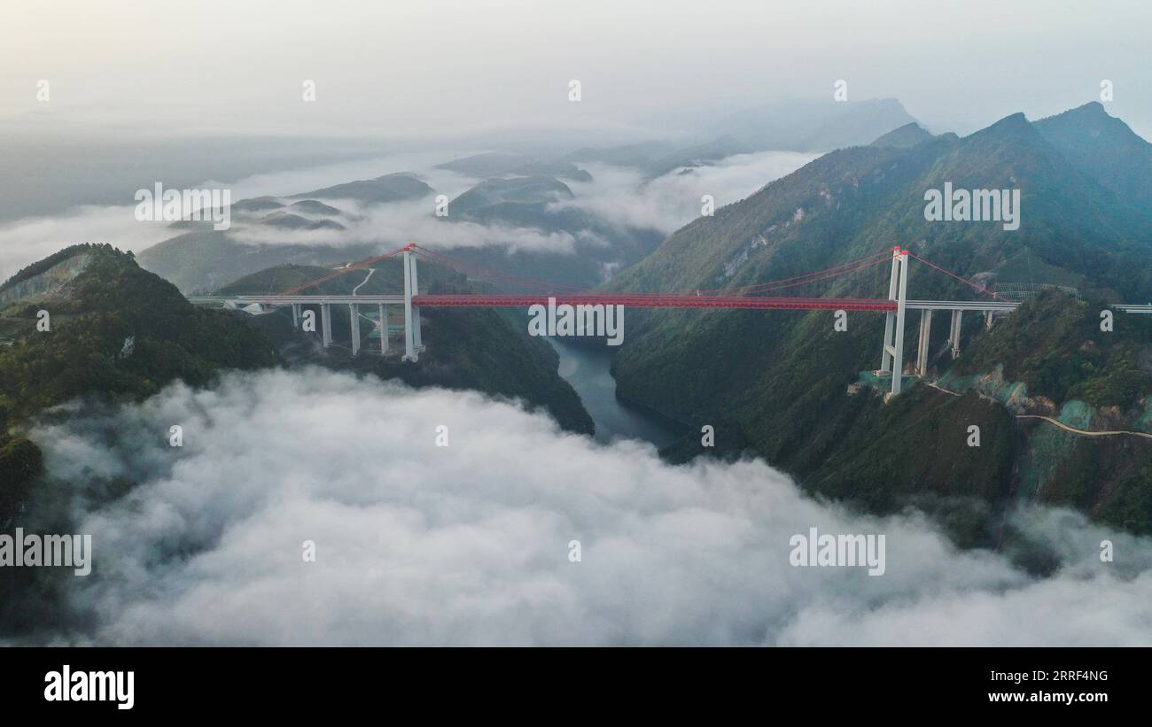 220328 -- GUIDING, 28. März 2022 -- Luftaufnahme aufgenommen am 28. März 2022 zeigt die große Brücke Yangbaoshan entlang des Guiyang-Huangping Highway in der südwestlichen chinesischen Provinz Guizhou. Der Bau der Hauptstrecke des Guiyang-Huangping Highway ist in die letzte Phase eingetreten und soll in diesem Jahr abgeschlossen werden. Die Hauptstrecke dieser Autobahn erstreckt sich über 120,6 Kilometer und wird Guizhou mit dem Yangtze-Delta verbinden. CHINA-GUIZHOU-GUIYANG-HUANGPING-HIGHWAY CN YangxWenbin PUBLICATIONxNOTxINxCHN 220328 -- GUIDING, 28. März 2022 -- Luftaufnahme aufgenommen am 28. März 2022 zeigt Th Stockfoto