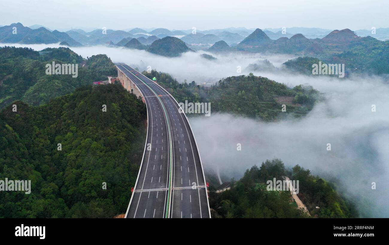 220328 -- GUIDING, 28. März 2022 -- Luftaufnahme aufgenommen am 28. März 2022 zeigt die Shitouzhai Grand Bridge entlang des Guiyang-Huangping Highway in der südwestlichen chinesischen Provinz Guizhou. Der Bau der Hauptstrecke des Guiyang-Huangping Highway ist in die letzte Phase eingetreten und soll in diesem Jahr abgeschlossen werden. Die Hauptstrecke dieser Autobahn erstreckt sich über 120,6 Kilometer und wird Guizhou mit dem Yangtze-Delta verbinden. CHINA-GUIZHOU-GUIYANG-HUANGPING-HIGHWAY CN YangxWenbin PUBLICATIONxNOTxINxCHN 220328 -- GUIDING, 28. März 2022 -- Luftaufnahme aufgenommen am 28. März 2022 zeigt die Stockfoto