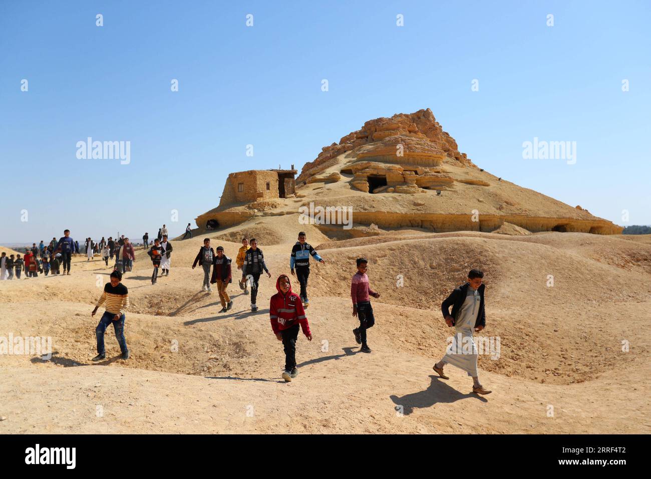 220328 -- SIWA EGYPT, 28. März 2022 -- Menschen besuchen den Berg der Toten in der Siwa Oase im ägyptischen Gouvernement Matrouh am 26. März 2022. Siwa Oase in der ägyptischen Westwüste ist ein bekanntes Touristenziel in Ägypten für seine natürlichen Landschaften, historischen Ruinen und kulturellen Traditionen. ÄGYPTEN-SIWA-LANDSCHAFT SuixXiankai PUBLICATIONxNOTxINxCHN Stockfoto