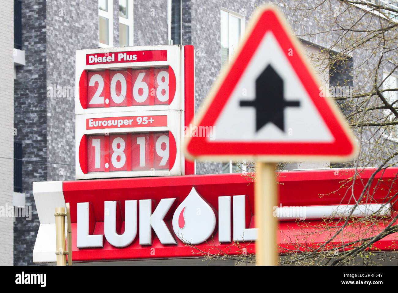 220329 -- BRÜSSEL, 29. März 2022 -- Diesel- und Benzinpreise sind an Bord einer Tankstelle in Brüssel, Belgien, am 29. März 2022 zu sehen. Aufgrund des Anstiegs der hohen Energiepreise sind auf den belgischen Märkten die Preise für Benzin, Diesel, Speiseöl, Mehl usw. gestiegen. in letzter Zeit. BELGIEN-BRÜSSEL-MARKT-PREIS ZhengxHuansong PUBLICATIONxNOTxINxCHN Stockfoto