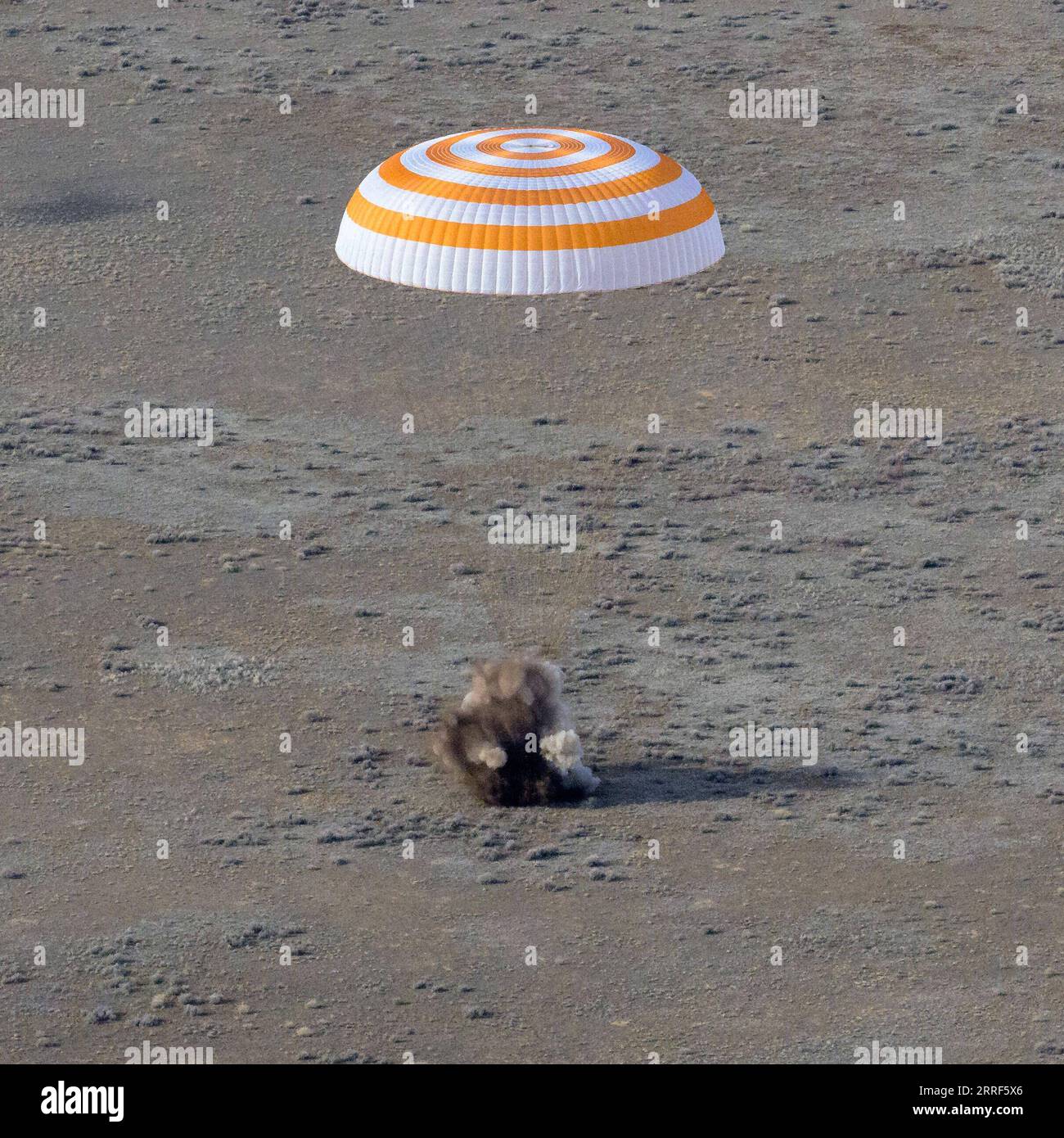 220331 -- WASHINGTON, 31. März 2022 -- das bemannte Raumschiff Sojus MS-19 landet in einem Gebiet südöstlich der Stadt Dzhezkazgan, Kasachstan, 30. März 2022. Nachdem der Rekord für die längste einzelne Raumfahrt der Geschichte durch einen Amerikaner auf 355 Tage verlängert worden war, kehrte NASA-Astronaut Mark Vande Hei am Mittwoch mit zwei russischen Besatzungsmitgliedern auf die Erde zurück. Vande Hei verließ die Internationale Raumstation zusammen mit den russischen Kosmonauten Anton Schkaplerow und Pjotr Dubrow um 3:21 Uhr Eastern Day Time EDT und machte um 7:28 Uhr EDT südöstlich der abgelegenen Stadt eine sichere Landung mit Fallschirmunterstützung Stockfoto