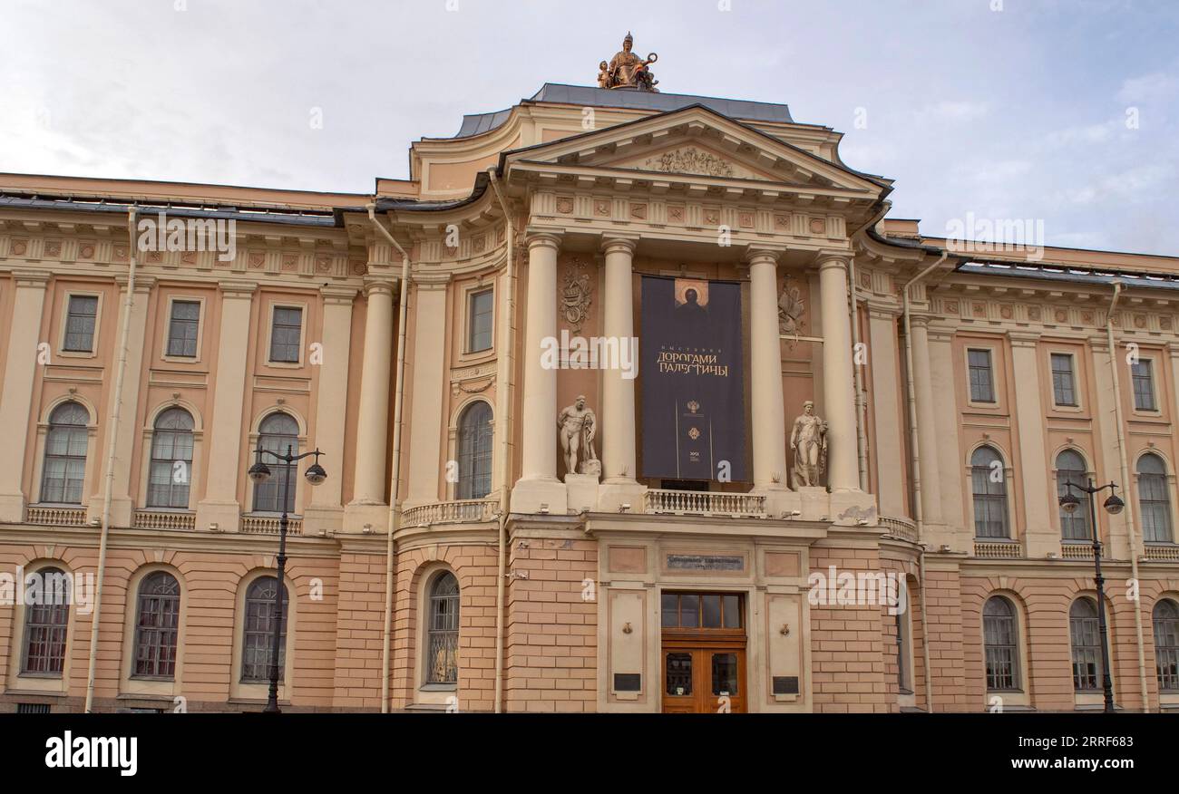 Sankt Petersburg – Russland 4. Oktober 2022: Fassade der Russischen Akademie der Künste am Fluss Newa. Stockfoto