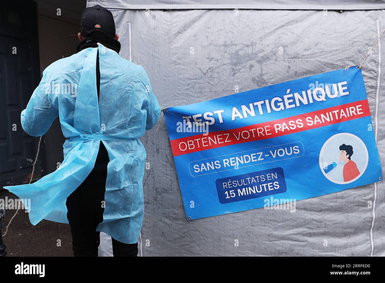 220401 -- PARIS, 1. April 2022 -- Ein Angestellter des medizinischen Personals justiert ein Zeichen im Wind an einem schnellen COVID-19-Testzelt in Paris, Frankreich, 1. April 2022. Das französische Innenministerium kündigte am Mittwoch ein Gesundheitsprotokoll für die Wahllokale während der bevorstehenden Präsidentschaftswahlen am 10. Und 24. April an. Nach Angaben des ministeriums ist der Impfpass oder ein negatives COVID-19-Testergebnis für diejenigen, die Wahllokale betreten, nicht erforderlich. Frankreich meldete am Dienstag 217.480 COVID-19-Fälle, die höchste tägliche Zahl seit der Aufhebung der meisten COVID-19-Beschränkungen durch das Land am 14. März. Auf Wedne Stockfoto