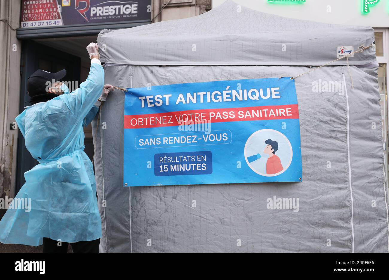 220401 -- PARIS, 1. April 2022 -- Ein Angestellter des medizinischen Personals justiert ein Zeichen im Wind an einem schnellen COVID-19-Testzelt in Paris, Frankreich, 1. April 2022. Das französische Innenministerium kündigte am Mittwoch ein Gesundheitsprotokoll für die Wahllokale während der bevorstehenden Präsidentschaftswahlen am 10. Und 24. April an. Nach Angaben des ministeriums ist der Impfpass oder ein negatives COVID-19-Testergebnis für diejenigen, die Wahllokale betreten, nicht erforderlich. Frankreich meldete am Dienstag 217.480 COVID-19-Fälle, die höchste tägliche Zahl seit der Aufhebung der meisten COVID-19-Beschränkungen durch das Land am 14. März. Auf Wedne Stockfoto