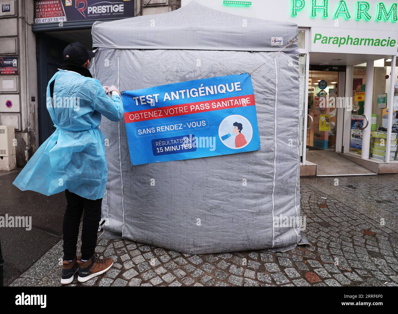 220401 -- PARIS, 1. April 2022 -- Ein Angestellter des medizinischen Personals justiert ein Zeichen im Wind an einem schnellen COVID-19-Testzelt in Paris, Frankreich, 1. April 2022. Das französische Innenministerium kündigte am Mittwoch ein Gesundheitsprotokoll für die Wahllokale während der bevorstehenden Präsidentschaftswahlen am 10. Und 24. April an. Nach Angaben des ministeriums ist der Impfpass oder ein negatives COVID-19-Testergebnis für diejenigen, die Wahllokale betreten, nicht erforderlich. Frankreich meldete am Dienstag 217.480 COVID-19-Fälle, die höchste tägliche Zahl seit der Aufhebung der meisten COVID-19-Beschränkungen durch das Land am 14. März. Auf Wedne Stockfoto