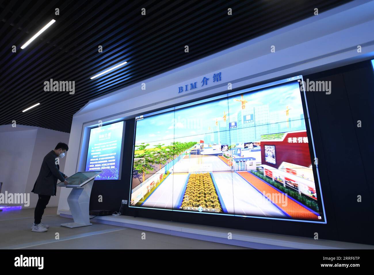 220331 -- XIONG AN, 31. März 2022 -- ein Ingenieur stellt über die Gebäudeinformationsmodellierung der BIM-Technologie in Xiong an New Area, nordchinesische Provinz Hebei, 29. März 2022 vor. Xiong an New Area, Chinas jüngste Stadt und Stadt der Zukunft, feiert am Freitag ihren fünften Jahrestag. China kündigte am 1. April 2017 Pläne an, Xiong an New Area zu errichten, um Peking von Funktionen zu entlasten, die für seine Rolle als nationale Hauptstadt nicht wesentlich sind, und die koordinierte Entwicklung der Region Peking-Tianjin-Hebei voranzutreiben. Bis Ende 2021 hat der Bau von 177 Schlüsselprojekten in Xiong an, WIT, begonnen Stockfoto