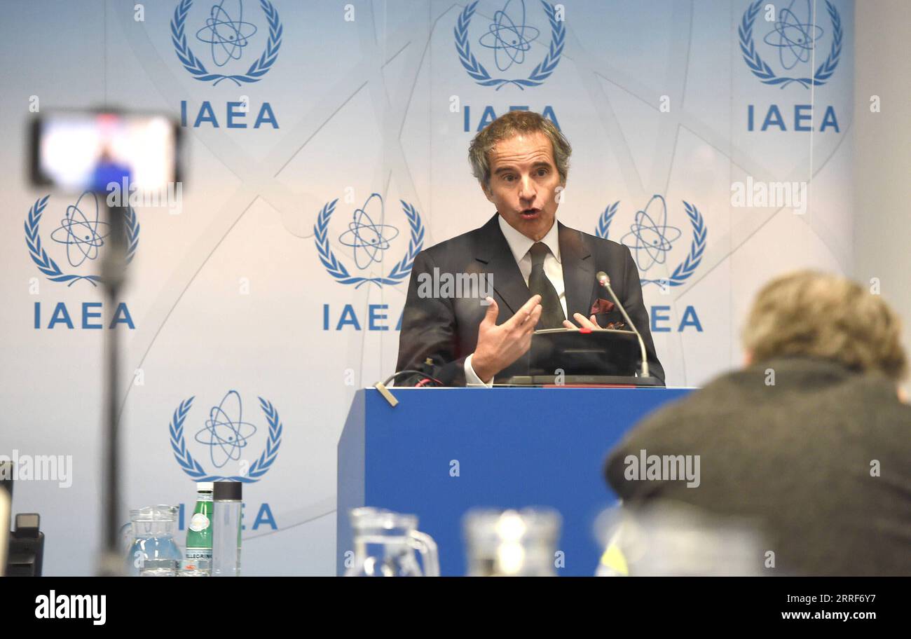 Wien, IAEO-Pressekonferenz 220402 -- WIEN, 2. April 2022 -- Rafael Grossi, Generaldirektor der Internationalen Atomenergie-Organisation IAEO, spricht während einer Pressekonferenz in Wien, Österreich, am 1. April 2022. Rafael Grossi sagte am Freitag, er werde so bald wie möglich eine Hilfs- und Unterstützungsmission zum ukrainischen Kernkraftwerk Tschernobyl leiten, um die Sicherheit der Anlage zu gewährleisten. Grossi twitterte am Freitag, dass die Mission die erste in einer Reihe solcher nuklearen Sicherheits- und Sicherheitsmissionen in der Ukraine sein wird. Er sagte auch auf einer Pressekonferenz in Wien am Freitag, dass die IAEO-Mission W sei Stockfoto