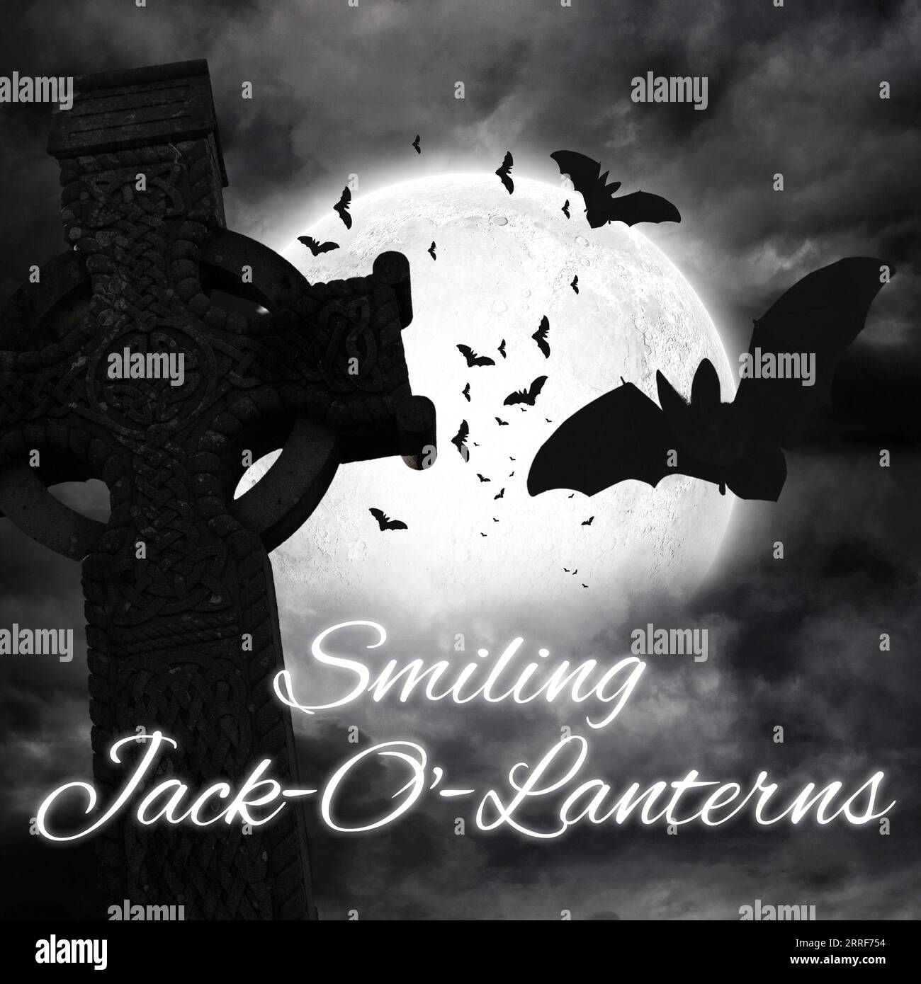 Komposit aus lächelndem Jack o Laternen-Text und Fledermäusen mit Vollmond auf dunklem Hintergrund Stockfoto