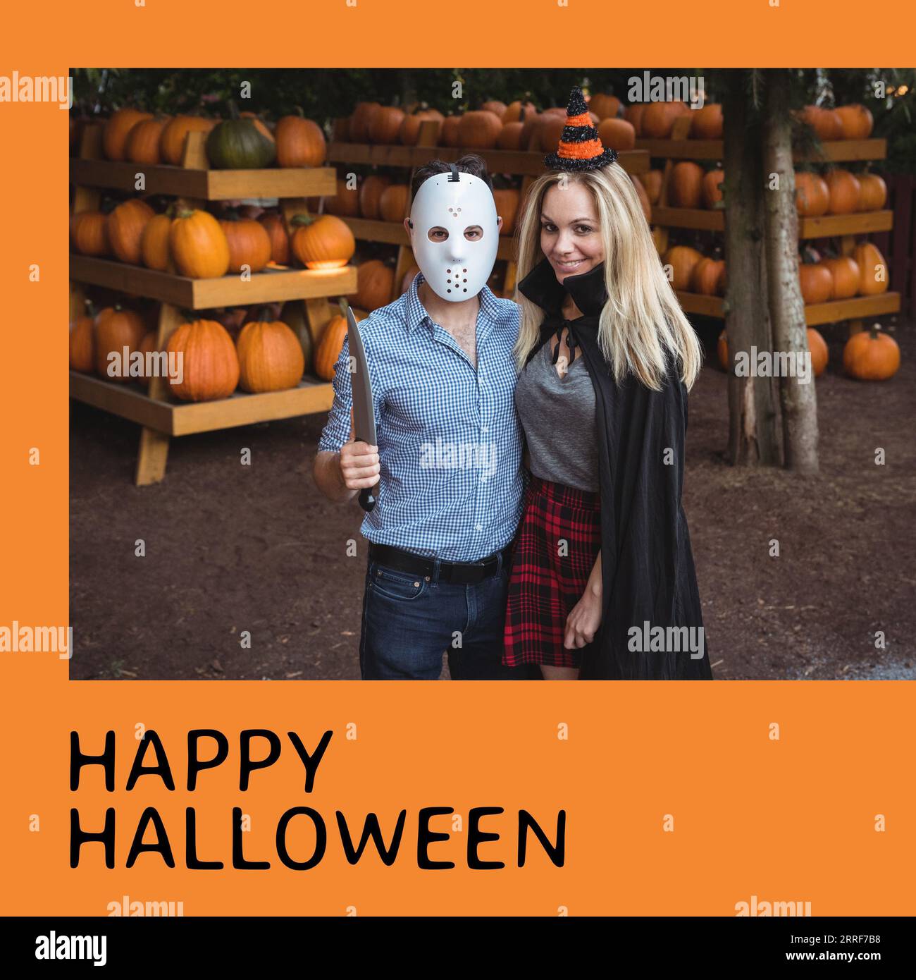 Composite aus Happy halloween Text und halloween gekleideten Menschen im Hintergrund Stockfoto