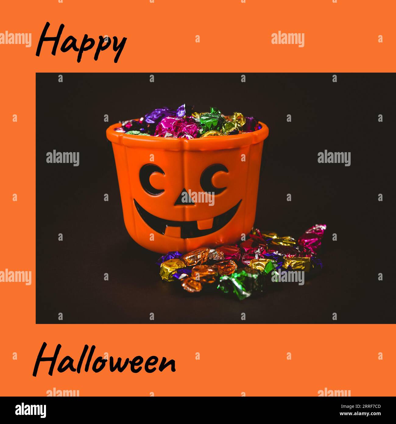 Komposition aus Happy halloween Text und halloween Kürbiseimer auf orangem Hintergrund Stockfoto