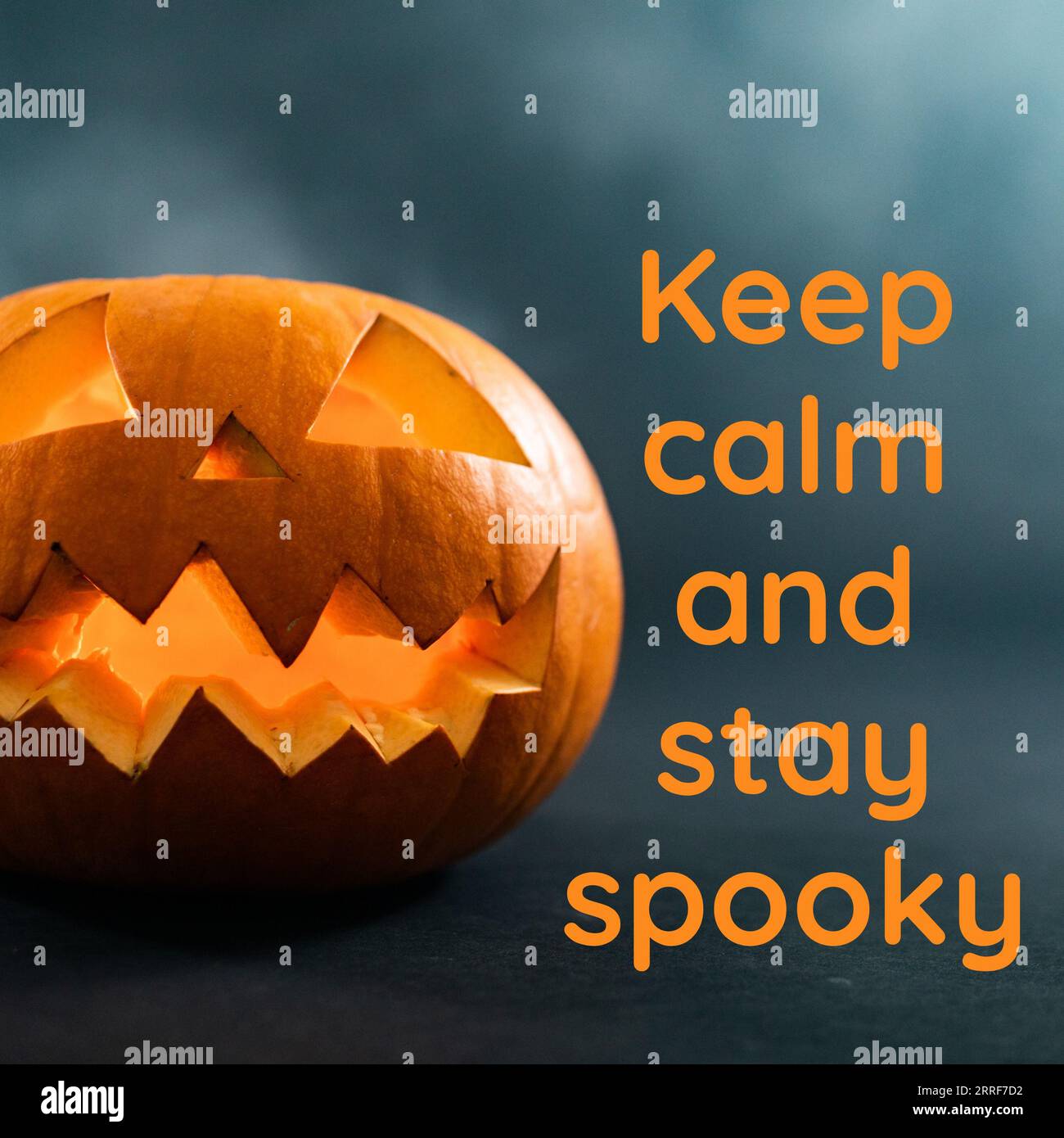 Komposition aus „Keep ruhig und unheimlich bleiben“-Text und halloween-Kürbis auf schwarzem Hintergrund Stockfoto