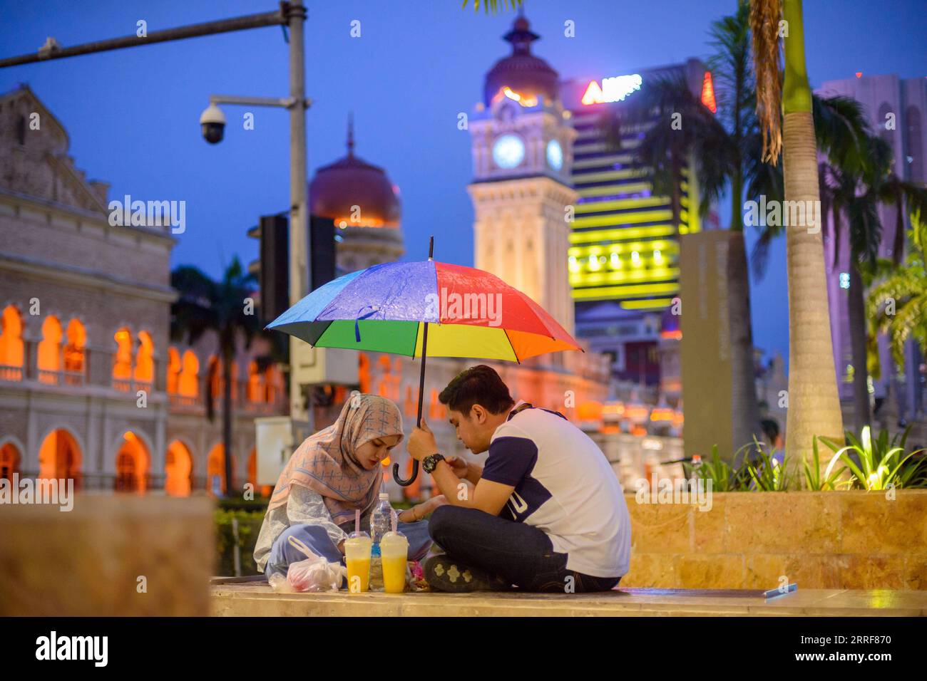 220403 -- KUALA LUMPUR, 3. April 2022 -- malaysische Muslime brechen ihr Fasten während des Heiligen Monats Ramadan auf dem Merdeka-Platz in Kuala Lumpur, Malaysia, am 3. April 2022. Foto: /Xinhua MALAYSIA-KUALA LUMPUR-RAMADAN ChongxVoonxChung PUBLICATIONxNOTxINxCHN Stockfoto