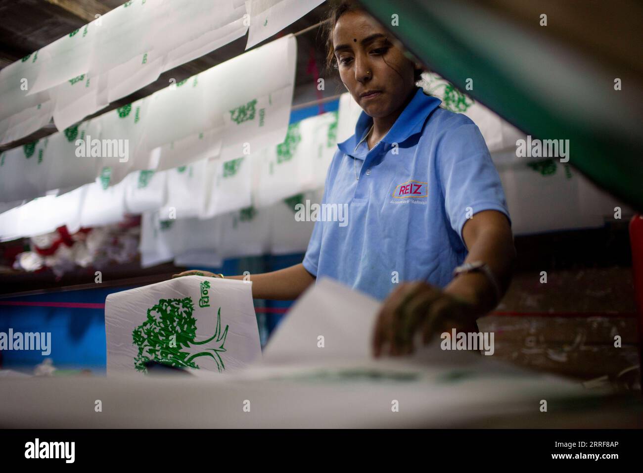 220404 -- KATHMANDU, 4. April 2022 -- Ein Arbeiter verarbeitet die Flaggen der nepalesischen Kongresspartei für die Kommunalwahlen, die für Mai geplant sind, in Kathmandu, Nepal, 3. April 2022. Foto von /Xinhua NEPAL-KATHMANDU-WAHLVORBEREITUNG SulavxShrestha PUBLICATIONxNOTxINxCHN Stockfoto