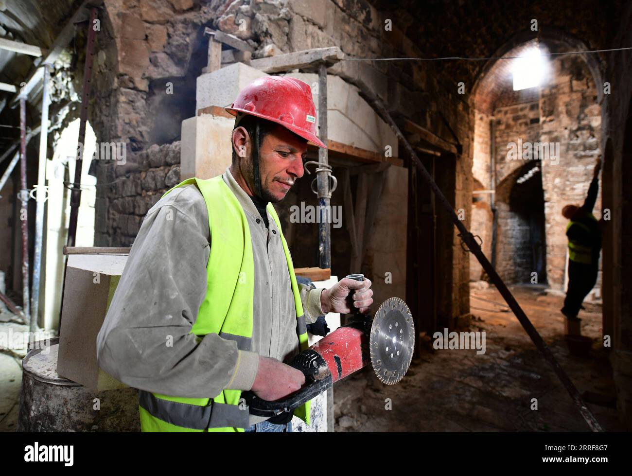 220404 -- ALEPPO SYRIEN, 4. April 2022 -- Arbeiter führen Restaurierungsarbeiten im al-Madina Souq, dem größten überdachten historischen Markt der Welt, in Aleppo, Syrien, am 6. März 2022 durch. Inmitten der Ruinen in der Altstadt von Aleppo bauen und reparieren energiegeladene Bauarbeiter den berühmten ummauerten alten Marktplatz, in der Hoffnung, das Geschäftsleben in der Gegend wieder in seinen früheren Glanz zu bringen. Foto von /Xinhua TO GO WITH Roundup: Syriens kriegsgeschüttelter ANTIKER MARKTPLATZ im Wiederaufbau SYRIEN-ALEPPO-ANTIKER MARKTPLATZ-WIEDERAUFBAU AmmarxSafarjalani PUBLICATIONxNOTxINxCHN Stockfoto