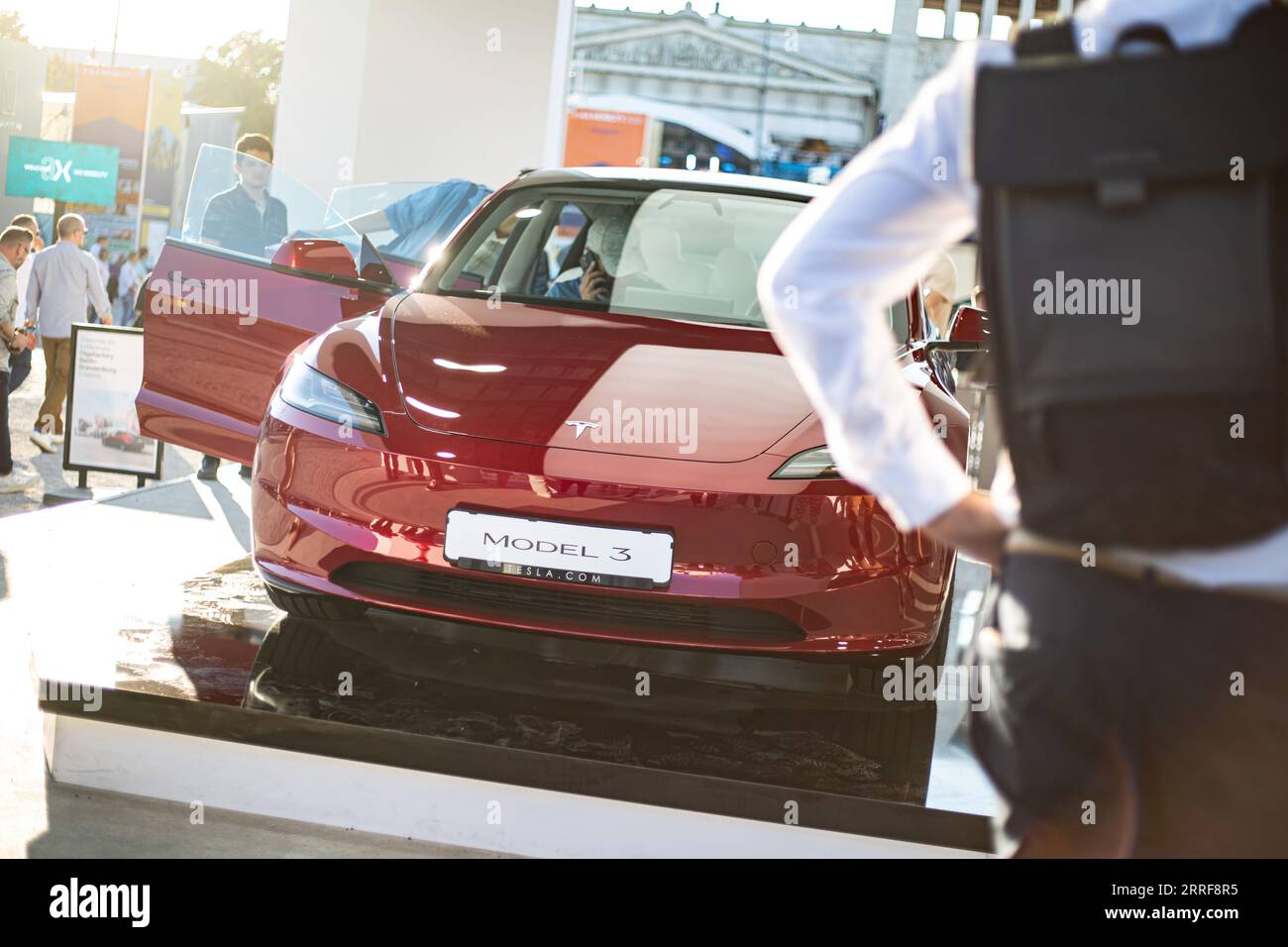 München, Deutschland. September 2023. Tesla Model 3 beim IAA Mobility Open Space am Königsplatz in München am 8,9.2023. -- Tesla Model 3 auf der IAA Mobility Open Space am Königsplatz in München am 8. September 2023. (Foto: Alexander Pohl/SIPA USA) Credit: SIPA USA/Alamy Live News Stockfoto