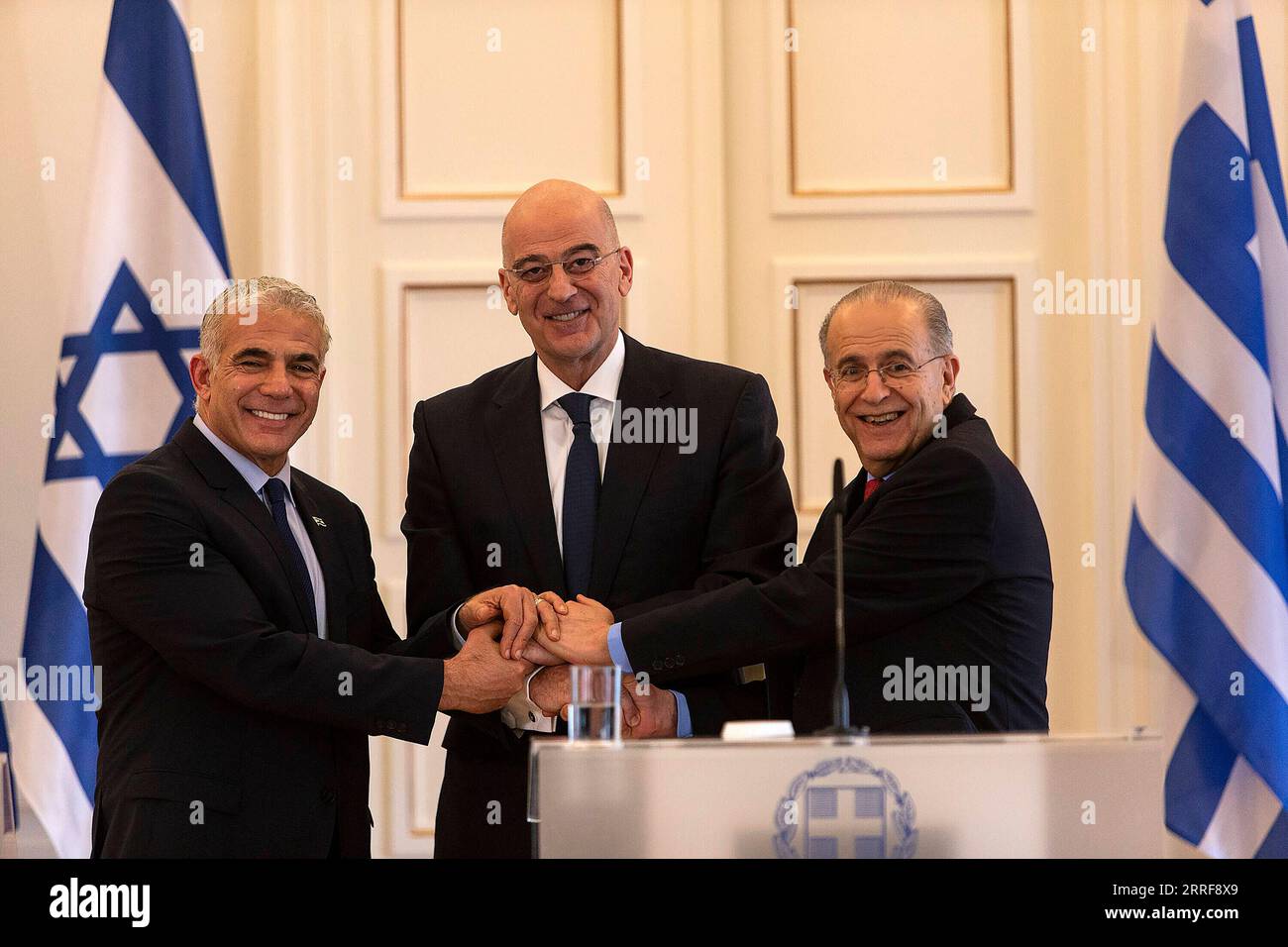 News Bilder des Tages 220405 -- ATHEN, 5. April 2022 -- der israelische Außenminister Yair Lapid L, der griechische Außenminister Nikos Dendias C und der zyprische Außenminister Ioannis Kasoulides schütteln auf einer Pressekonferenz nach einem trilateralen Treffen der Außenminister in Athen, Griechenland, am 5. April 2022 die Hände. Griechenland, Zypern und Israel haben hier am Dienstag zugesagt, die Zusammenarbeit im Energiesektor nach der Ukraine-Russland-Krise zu verstärken. GRIECHENLAND-ATHEN-ISRAEL-ZYPERN-FM-TRILATERALES TREFFEN MARIOSXLOLOS PUBLICATIONXNOTXINXCHN Stockfoto