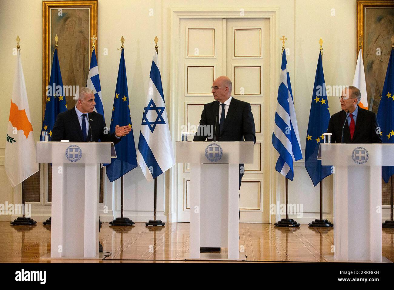 220405 -- ATHEN, 5. April 2022 -- der israelische Außenminister Yair Lapid L, der griechische Außenminister Nikos Dendias C und der zyprische Außenminister Ioannis Kasoulides nehmen nach einem trilateralen Treffen der Außenminister am 5. April 2022 in Athen, Griechenland, an einer Pressekonferenz Teil. Griechenland, Zypern und Israel haben hier am Dienstag zugesagt, die Zusammenarbeit im Energiesektor nach der Ukraine-Russland-Krise zu verstärken. GRIECHENLAND-ATHEN-ISRAEL-ZYPERN-FM-TRILATERALES TREFFEN MARIOSXLOLOS PUBLICATIONXNOTXINXCHN Stockfoto