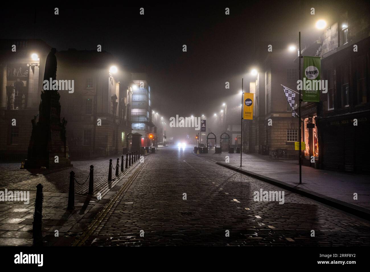 Blick auf die Royal Mile. Edinburgh City sieht unter dichtem Nebel ätherisch aus, bevor die Temperaturen auf 22 Grad steigen. Anrede: Euan Cherry Stockfoto