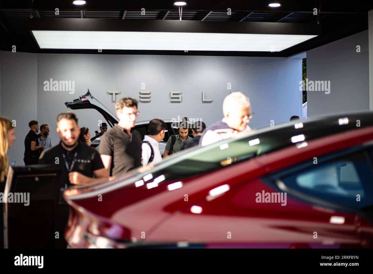 München, Deutschland. September 2023. Tesla Model 3 beim IAA Mobility Open Space am Königsplatz in München am 8,9.2023. -- Tesla Model 3 auf der IAA Mobility Open Space am Königsplatz in München am 8. September 2023. (Foto: Alexander Pohl/SIPA USA) Credit: SIPA USA/Alamy Live News Stockfoto