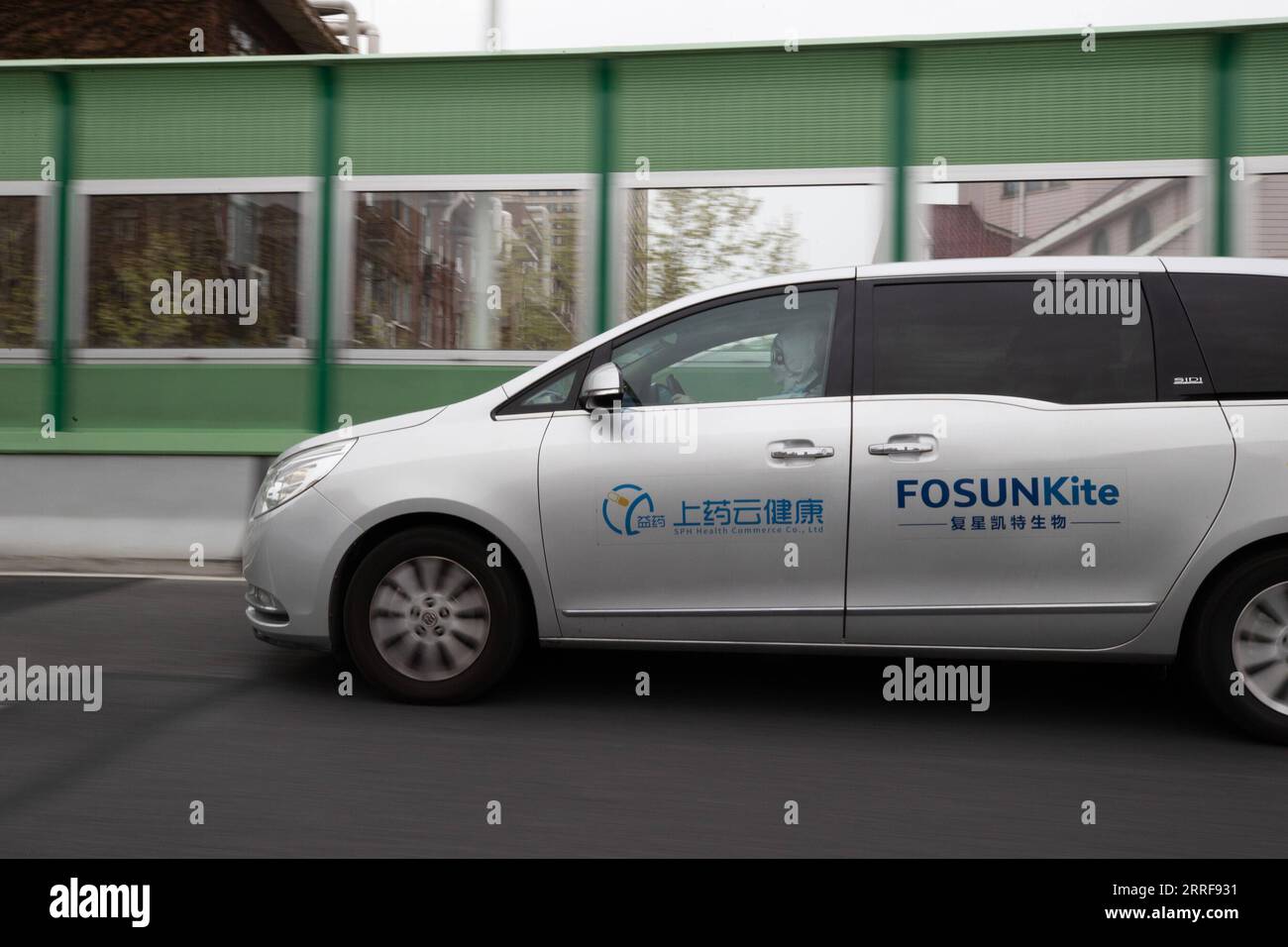 220406 -- SHANGHAI, 6. April 2022 -- Ein Auto von Shanghai Pharma E Pharmacy liefert Medikamente in Shanghai, Ostchina, 5. April 2022. Während der vorübergehenden abgeschlossenen Managementphase in Shanghai ist die Lieferung und Lieferung von Spezialarzneimitteln an die Patienten, die sie benötigen, besonders wichtig. Eine Apotheke namens Shanghai Pharma E Pharmacy, die mehr als 260 neue Medikamente, spezielle Medikamente und Medikamente für seltene Krankheiten verkauft, bleibt im Geschäft, um die Medikamente zu liefern und zu liefern. CHINA-SHANGHAI-MEDICINE-DELIVERY CN JinxLiwang PUBLICATIONxNOTxINxCHN Stockfoto