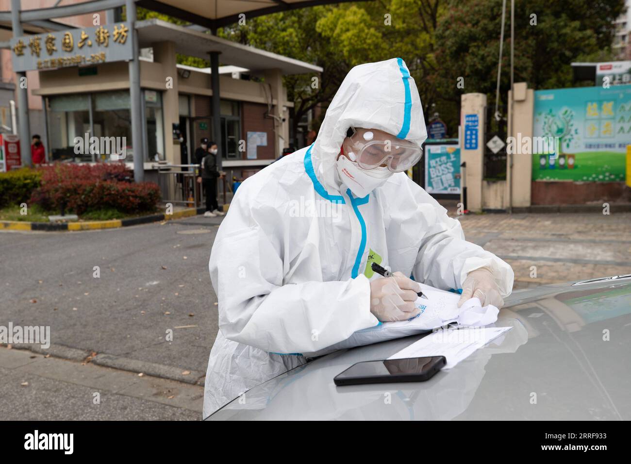 220406 -- SHANGHAI, 6. April 2022 -- Deliveryman YE Yifei überprüft die Bestellinformationen in einer Gemeinde in Shanghai, Ostchina, 5. April 2022. Während der vorübergehenden abgeschlossenen Managementphase in Shanghai ist die Lieferung und Lieferung von Spezialarzneimitteln an die Patienten, die sie benötigen, besonders wichtig. Eine Apotheke namens Shanghai Pharma E Pharmacy, die mehr als 260 neue Medikamente, spezielle Medikamente und Medikamente für seltene Krankheiten verkauft, bleibt im Geschäft, um die Medikamente zu liefern und zu liefern. CHINA-SHANGHAI-MEDICINE-DELIVERY CN JinxLiwang PUBLICATIONxNOTxINxCHN Stockfoto