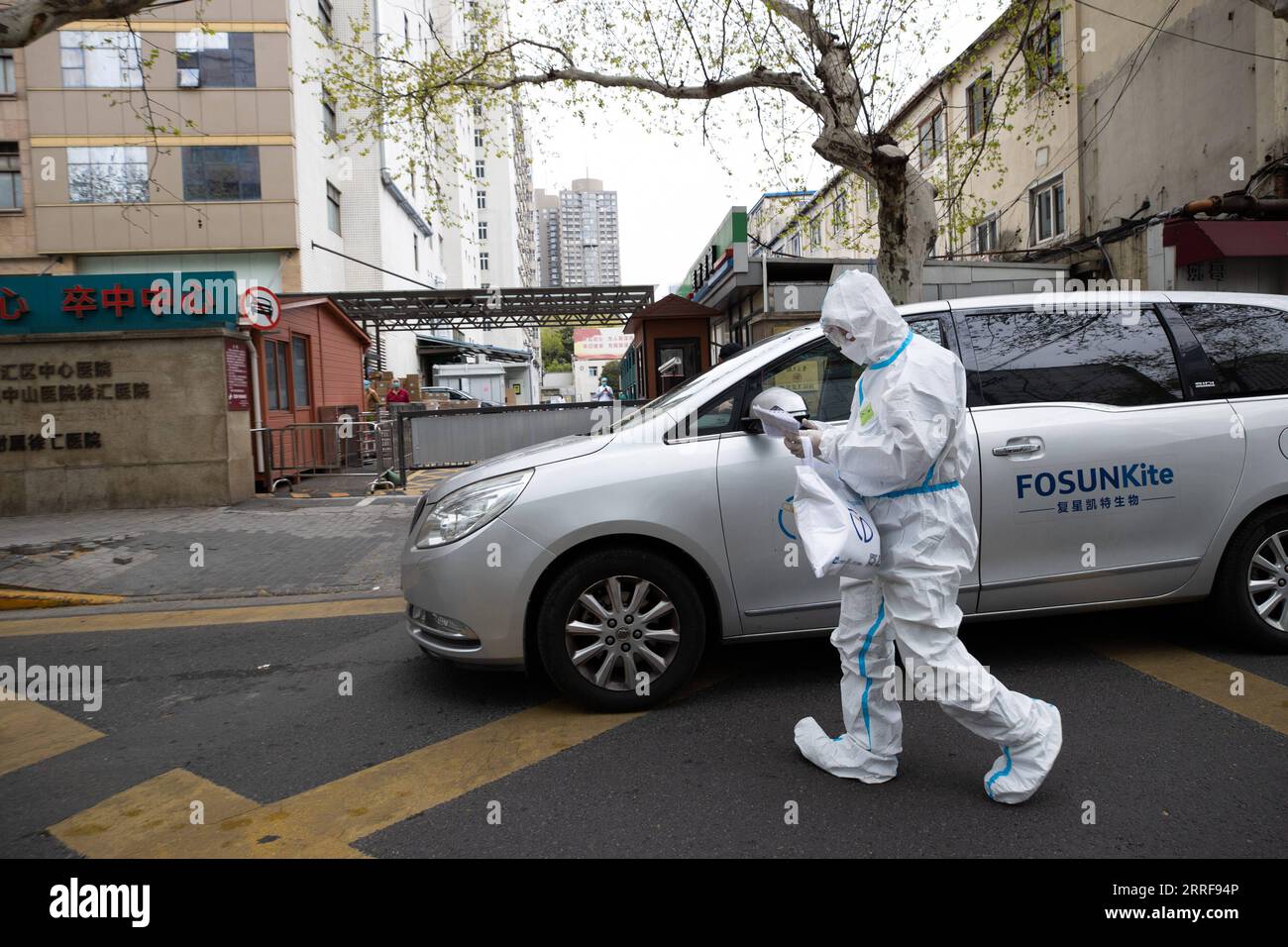 220406 -- SHANGHAI, 6. April 2022 -- Deliveryman YE Yifei liefert Medikamente an Shanghai Xuhui Central Hospital in Shanghai, Ostchina, 5. April 2022. Während der vorübergehenden abgeschlossenen Managementphase in Shanghai ist die Lieferung und Lieferung von Spezialarzneimitteln an die Patienten, die sie benötigen, besonders wichtig. Eine Apotheke namens Shanghai Pharma E Pharmacy, die mehr als 260 neue Medikamente, spezielle Medikamente und Medikamente für seltene Krankheiten verkauft, bleibt im Geschäft, um die Medikamente zu liefern und zu liefern. CHINA-SHANGHAI-MEDICINE-DELIVERY CN JinxLiwang PUBLICATIONxNOTxINxCHN Stockfoto