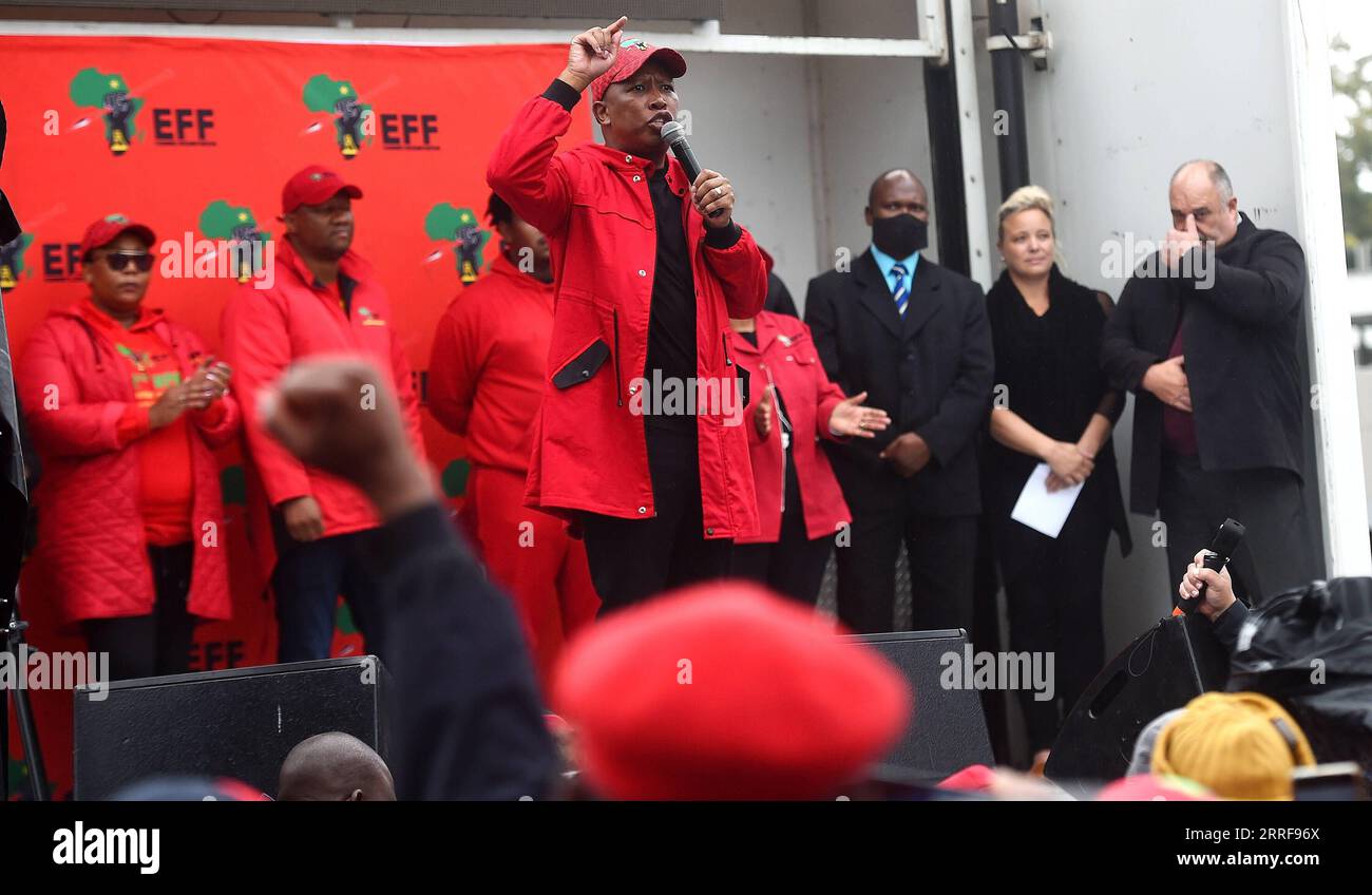 220406 -- STELLENBOSCH SÜDAFRIKA, 6. April 2022 -- Julius Malema C, Führer der südafrikanischen Partei Economic Freedom Fighters EFF, spricht Parteimitglieder während eines marsches in Stellenbosch, außerhalb von Kapstadt, Südafrika, am 6. April 2022 an. Südafrikas drittgrößte politische Partei, die Economic Freedom Fighters EFF, marschierte am Mittwoch zum Büro von Johann Rupert und bat ihn, den reichsten Menschen des Landes, sein Land an Schwarze freizulassen. Foto von /Xinhua SÜDAFRIKA-STELLENBOSCH-EFF-MÄRZ XabisoxMkhabela PUBLICATIONxNOTxINxCHN Stockfoto