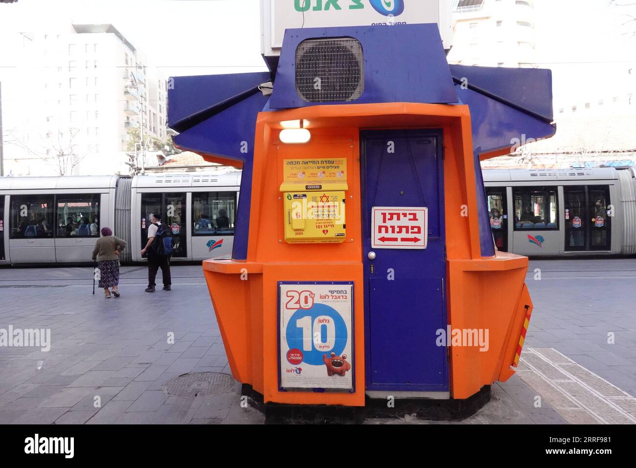 220407 -- JERUSALEM, 7. April 2022 -- ein automatisierter externer Defibrillator AED, der neben einer Stadtbahnlinie an einem Lotteriestand installiert wurde, wurde am 6. April 2022 in Jerusalem gesehen. Israels nationaler Rettungsdienst Magen David Adom MDA installierte AEDs an Telefonkabinen, Lotterieständen und anderen öffentlichen Orten, um die Überlebensrate von Menschen zu erhöhen, die an einem Herzinfarkt leiden. MIDEAST-JERUSALEM-WORLD HEALTH DAY-AED WANGXZHUOLUN PUBLICATIONXNOTXINXCHN Stockfoto