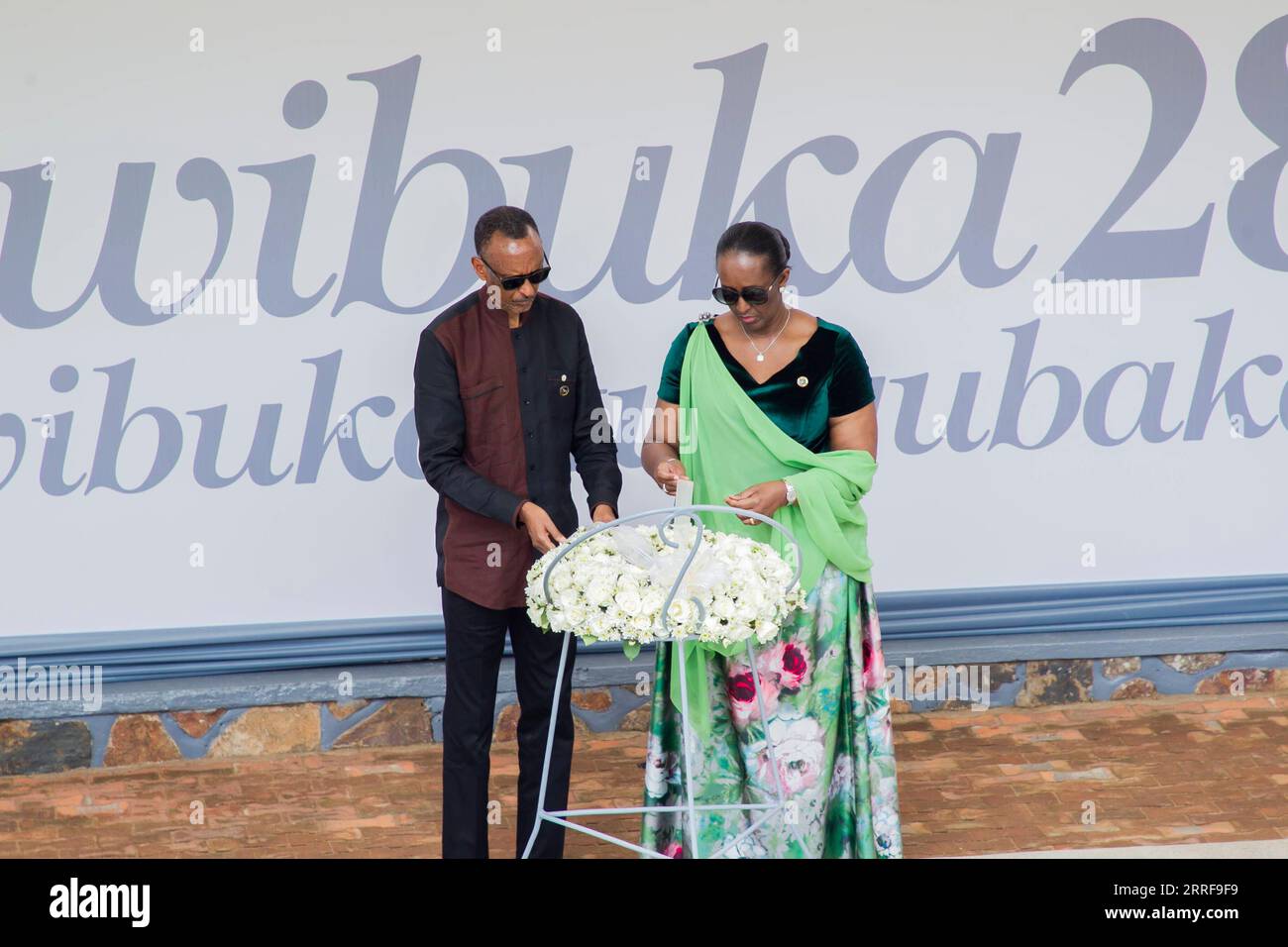 220407 -- KIGALI, 7. April 2022 -- der ruandische Präsident Paul Kagame L und die First Lady Jeannette Kagame legten am 7. April 2022 einen Kranz am Kigali Genocide Memorial in Kigali, der Hauptstadt Ruandas. Der ruandische Präsident Paul Kagame hat am Donnerstag Länder geschlagen, die die Taten der Täter des Völkermords an den Tutsi von 1994 vertuschen, da die ruandischen Bürger den 28. Jahrestag der Massaker begangen haben. Foto von /Xinhua RUANDA-KIGALI-VÖLKERMORD-GEDENKEN CyrilxNdegeya PUBLICATIONxNOTxINxCHN Stockfoto