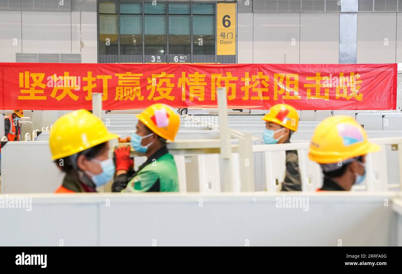 220408 -- SHANGHAI, 8. April 2022 -- Arbeiter arbeiten auf der Baustelle eines provisorischen Krankenhauses im National Exhibition and Convention Center Shanghai im ostchinesischen Shanghai, 8. April 2022. Shanghai hat im Zuge des jüngsten COVID-19-Wiederaufschwungs weitere provisorische Krankenhäuser eröffnet und wird auch weiterhin weitere errichten, um die Behandlungskapazitäten der Stadt für COVID-19-Infektionen zu verbessern, sagten die Behörden am Freitag. Vier temporäre Krankenhäuser auf kommunaler Ebene, drei im Bezirk Pudong und eines im Bezirk Chongming, wurden ab Freitag in Betrieb genommen. Die vier Standorte umfassen insgesamt 500.000 Quadratmeter Stockfoto