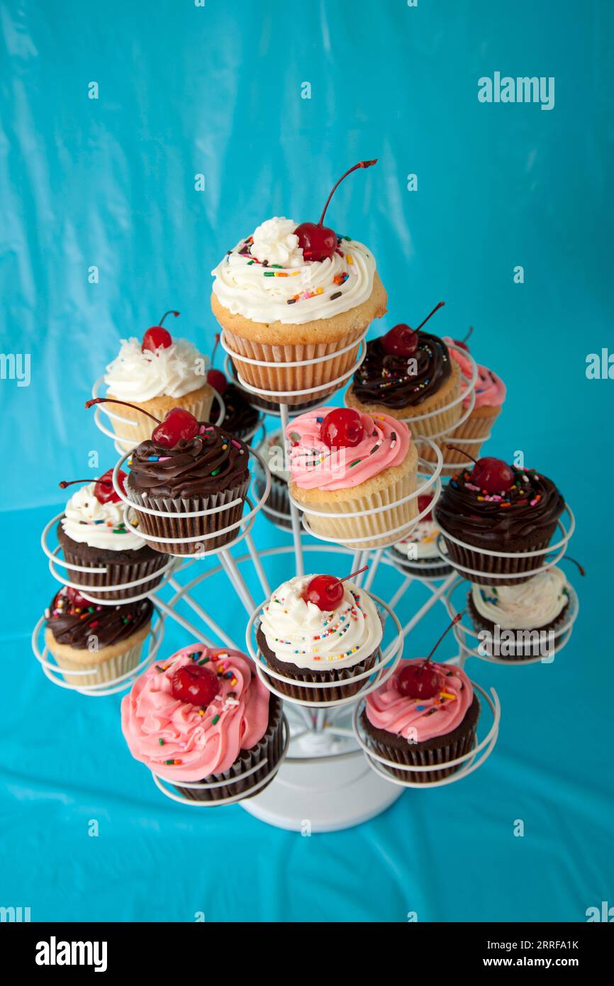 Mehrstufige Cupcake-Präsentation Elegante Mehrschichtige Cupcake Celebration Cupcake Tower Schicke Mehrstufige Cupcake Dessert Cupcake Hochzeitstorte Alternative Stockfoto