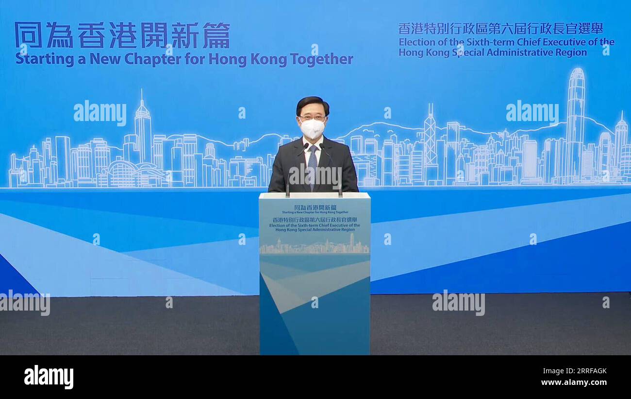 220409 -- HONGKONG, 9. April 2022 -- John Lee nimmt an einer virtuellen Pressekonferenz in Hongkong, Südchina, am 9. April 2022 Teil. John Lee, ehemaliger Chefsekretär für die Verwaltung der HKSAR-Regierung der Sonderverwaltungsregion Hongkong, gab am Samstag bekannt, dass er bei der bevorstehenden Wahl des sechsten Vorstandsvorsitzenden der HKSAR kandidieren wird. CHINA-HONG KONG-JOHN LEE-ELECTION-PRESS CONFERENCE CN LYUXXIAOWEI PUBLICATIONXNOTXINXCHN Stockfoto
