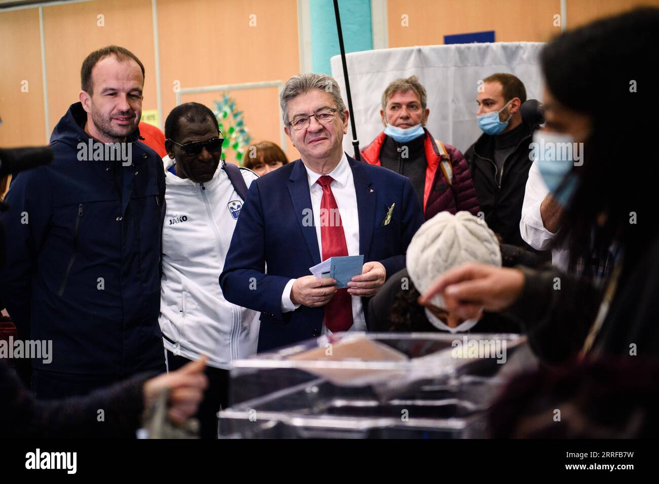 220410 -- MARSEILLE, 10. April 2022 -- Jean-Luc Melenchon, der linke Parteikandidat La France Insoumise Unsubmissive France, kommt am 10. April 2022 in Marseille, Südfrankreich, zur Wahl. Die Abstimmung über die französischen Präsidentschaftswahlen 2022 begann am Sonntag um 8.00 Uhr Ortszeit 0600 GMT im französischen Metropolitan. Foto: /Xinhua FRANCE-PRESIDENTIAL ELECTIONS-FIRST ROUND-VOTE ClementxMahoudeau PUBLICATIONxNOTxINxCHN Stockfoto
