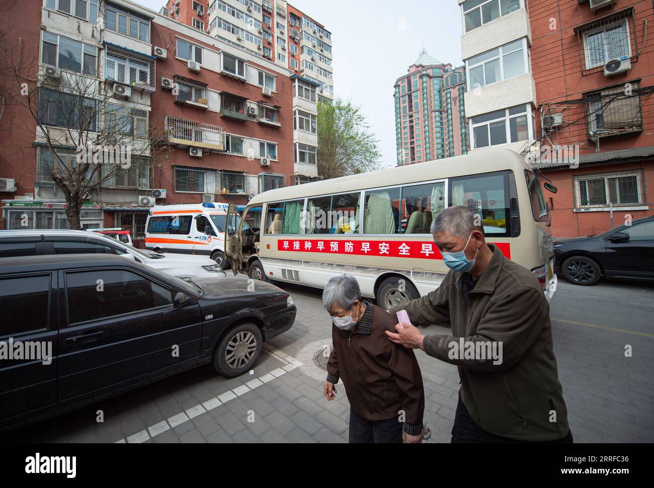 220412 -- PEKING, 12. April 2022 -- Senioren gehen in ein Beobachtungsgebiet, nachdem sie COVID-19-Impfstoff in Peking, der Hauptstadt Chinas, erhalten haben, 9. April 2022. Xinhua Schlagzeilen: China fördert COVID-19-Impfung unter den alten ChenxZhonghao PUBLICATIONxNOTxINxCHN Stockfoto