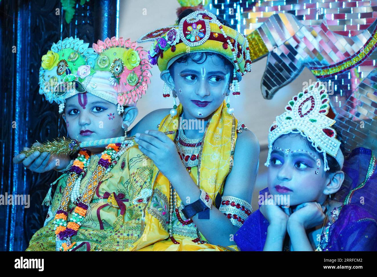 Ajmer, Indien. September 2023. Menschen, die als Hindu-Gott Krishna und seine Gefährtin Radha gekleidet sind, nehmen an den Feierlichkeiten des Janmashtami-Festivals Teil, das die Geburt von Lord Krishna am 7. September 2023 in Ajmer, Rajasthan, Indien, markiert. Foto von ABACAPRESS.COM Credit: Abaca Press/Alamy Live News Stockfoto