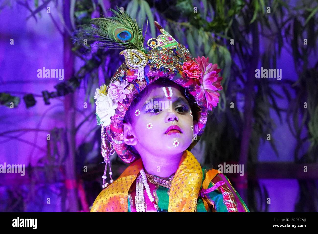 Ajmer, Indien. September 2023. Menschen, die als Hindu-Gott Krishna und seine Gefährtin Radha gekleidet sind, nehmen an den Feierlichkeiten des Janmashtami-Festivals Teil, das die Geburt von Lord Krishna am 7. September 2023 in Ajmer, Rajasthan, Indien, markiert. Foto von ABACAPRESS.COM Credit: Abaca Press/Alamy Live News Stockfoto