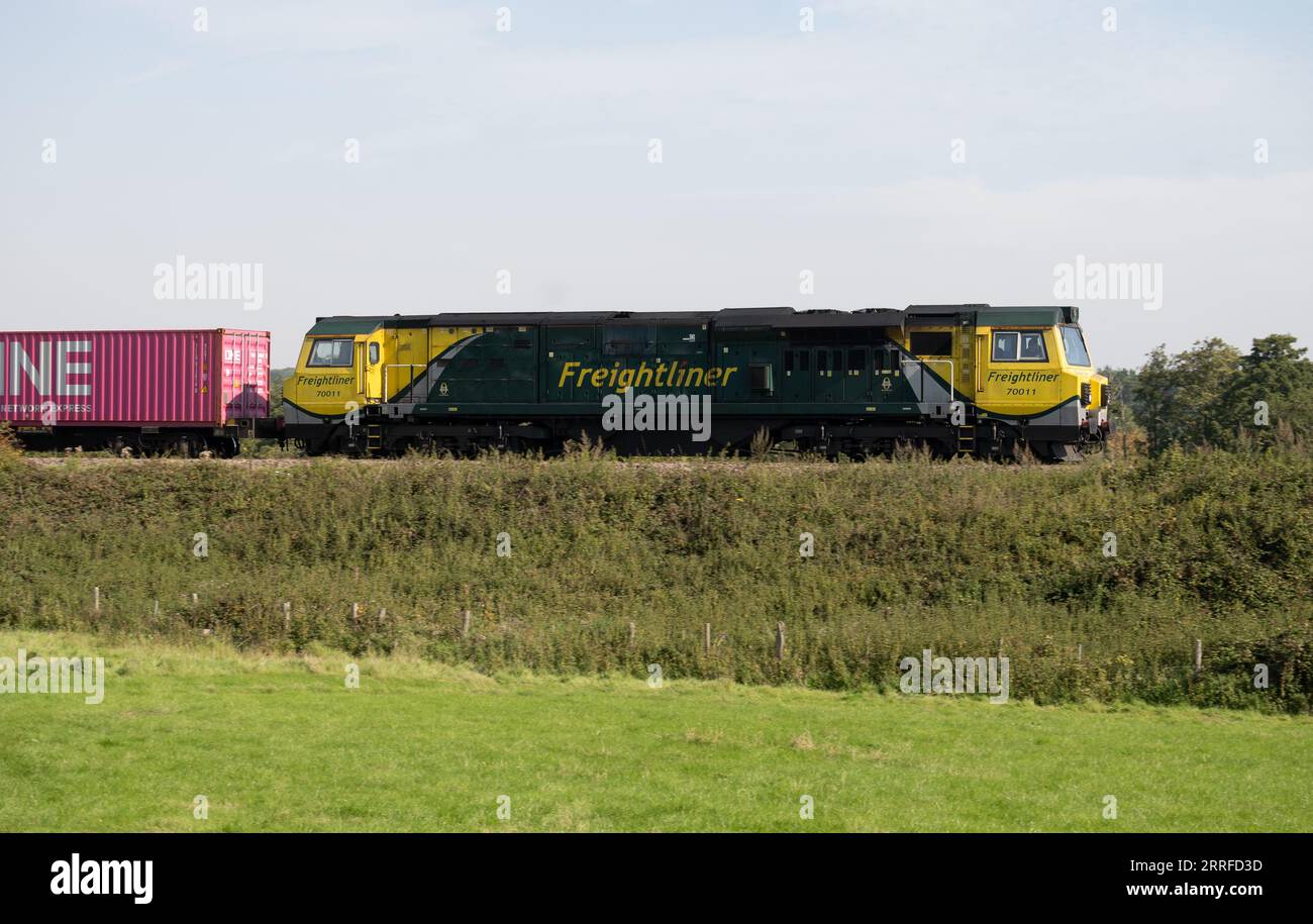 Diesellokomotive der Baureihe 70 Nr. 70011, die einen freightliner-Zug zieht, Warwickshire, Großbritannien Stockfoto