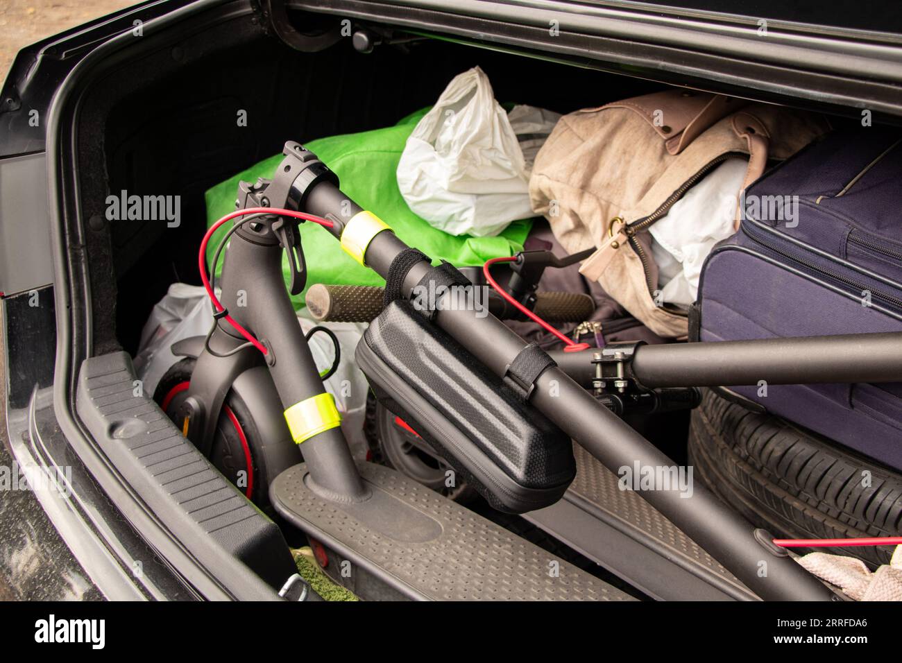 Zwei Elektroroller und Koffer mit Dingen befinden sich im Kofferraum eines Autos, das in der Ukraine Urlaub macht, Urlaub macht und mit dem Auto mit Rollern fährt Stockfoto
