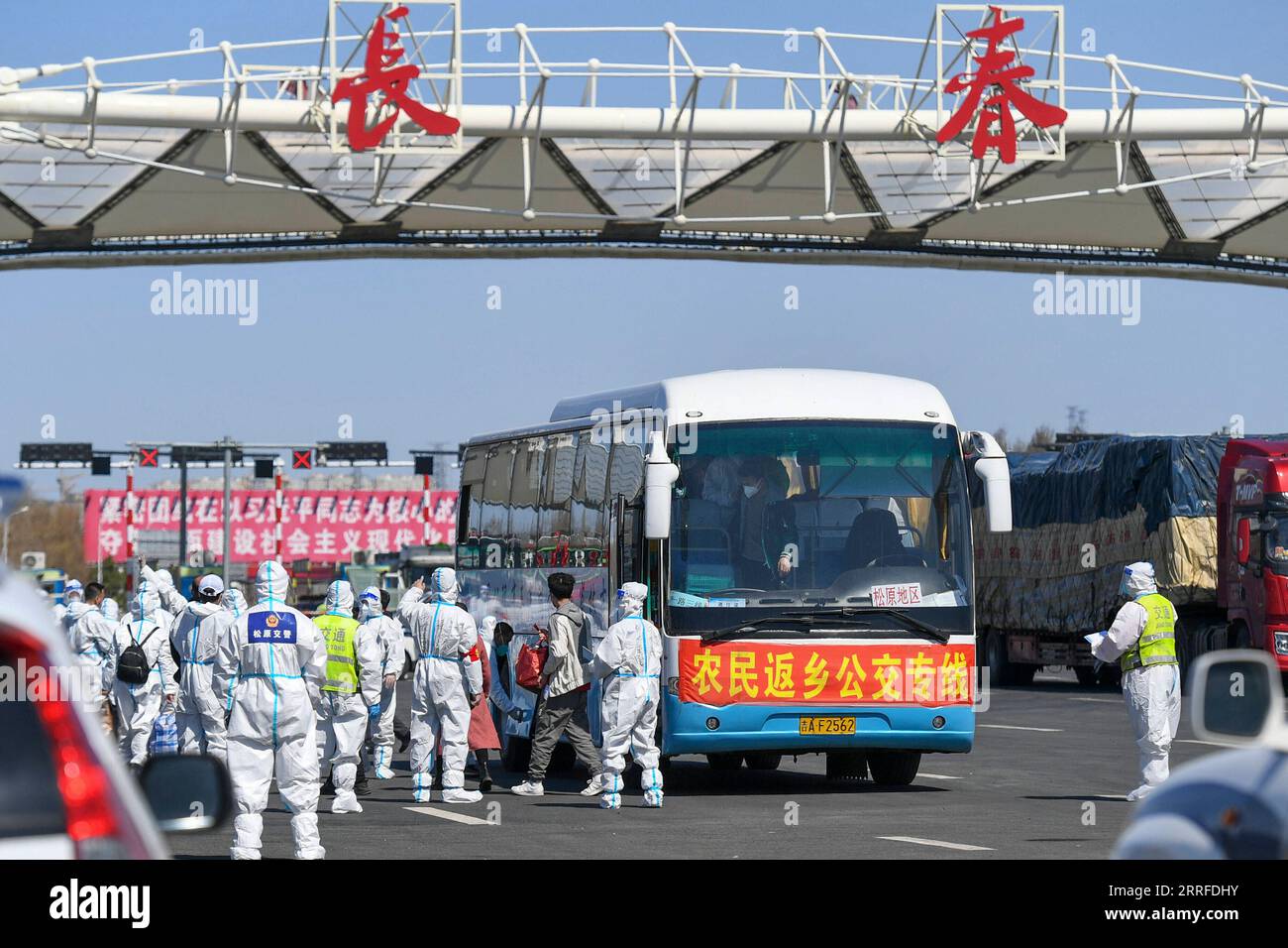 220413 -- CHANGCHUN, 13. April 2022 -- Bauern, die zur Frühjahrswirtschaft nach Hause zurückkehren, steigen in einen gecharterten Bus an einer Autobahnausfahrt in Changchun City, nordöstliche chinesische Provinz Jilin, 12. April 2022. Die Provinz Jilin im Nordosten Chinas, ein bedeutender Getreideproduzent, der jetzt einen COVID-19-Ausbruch bekämpft, stellt Reisepässe für Landwirte aus und schickt sie in Charterbussen auf Ackerland. Am Sonntagabend erreichten rund 100.000 Bauern ihre Ziele. CHINA-JILIN-COVID-19-FARMERS-SPRING FARMING-PASSES CN XINHUA PUBLICATIONXNOTXINXCHN Stockfoto