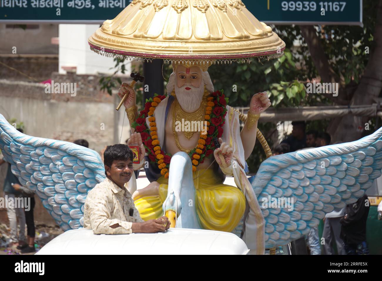 Rajkot, Indien. September 2023. Nahaufnahme von Lord Brahma Brahma, der auf einem Schwan am Karneval von Janmashtami im Sadar Bazar Rajkot sitzt. Quelle: Nasirchan/Alamy Live News Stockfoto