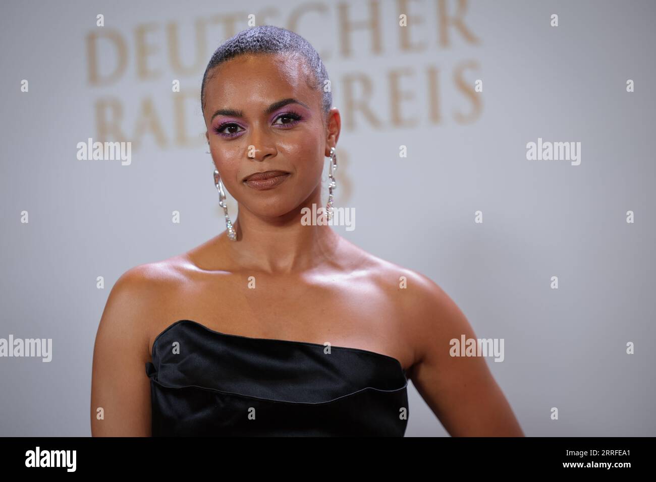 Hamburg, Deutschland. September 2023. Aminata Belli trifft auf dem Roten Teppich bei den 14. Deutschen Rundfunkpreisen in der Neuen Flora ein. Quelle: Christian Charisius/dpa/Alamy Live News Stockfoto