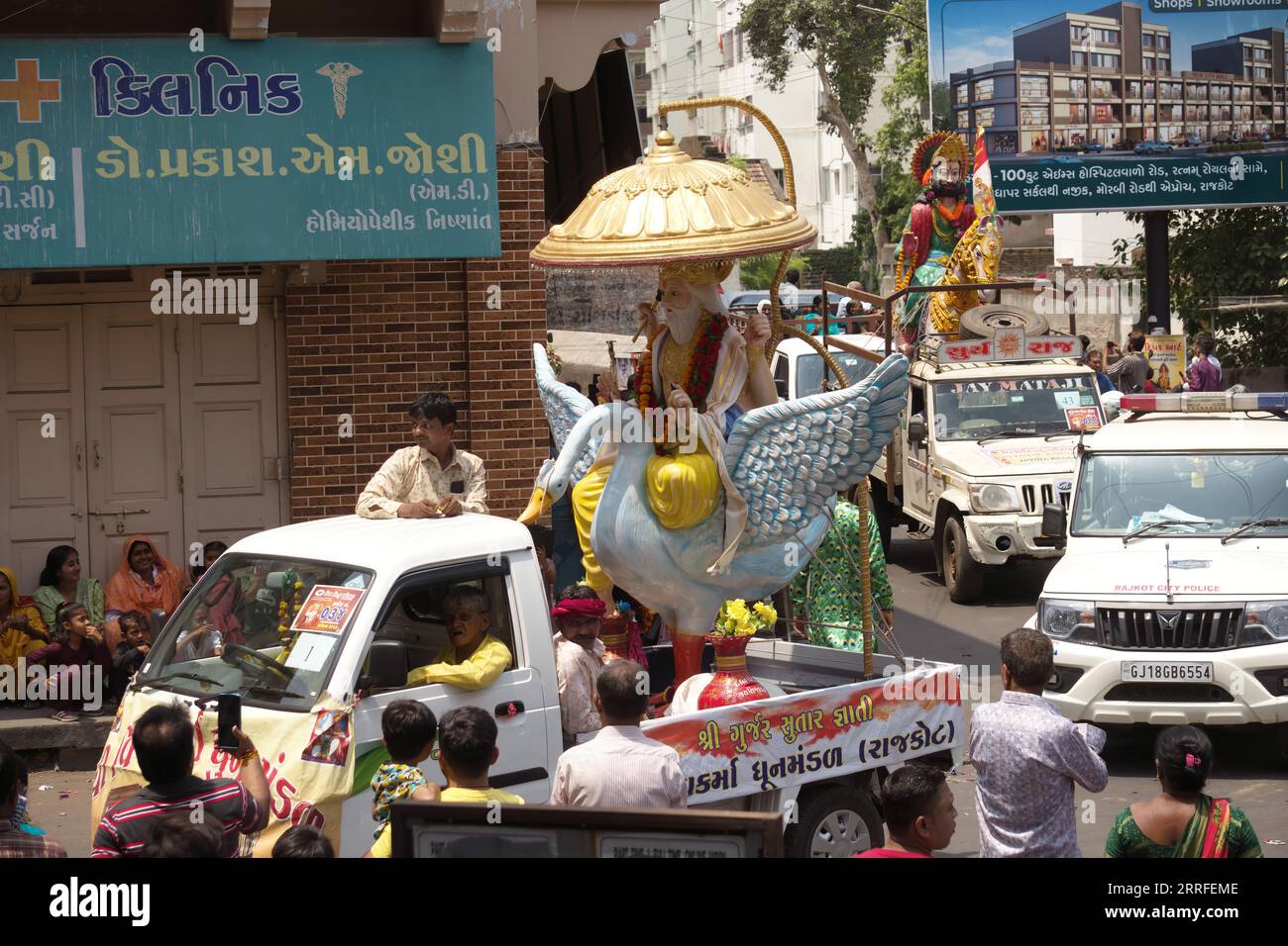 Rajkot, Indien. September 2023. Überblick über Brahma auf einem Schwan, viele Fahrzeuge auf dem Sadar Basar Rajkot in der Prozession von Krishna Janmashtami. Quelle: Nasirchan/Alamy Live News Stockfoto