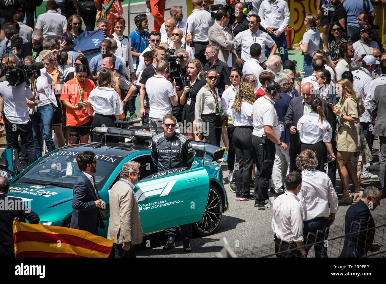 Bernd Maylander, der offizielle F1 Safety Car Fahrer, steht neben dem Aston Martin Safety Car. Stockfoto