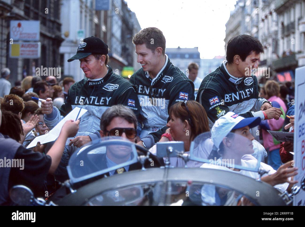 Bentley Team Racing im 24-Stunden-Rennen von Le Mans 2001 mit Bentley Speed 8 Prototyp-Rennwagen. Stockfoto