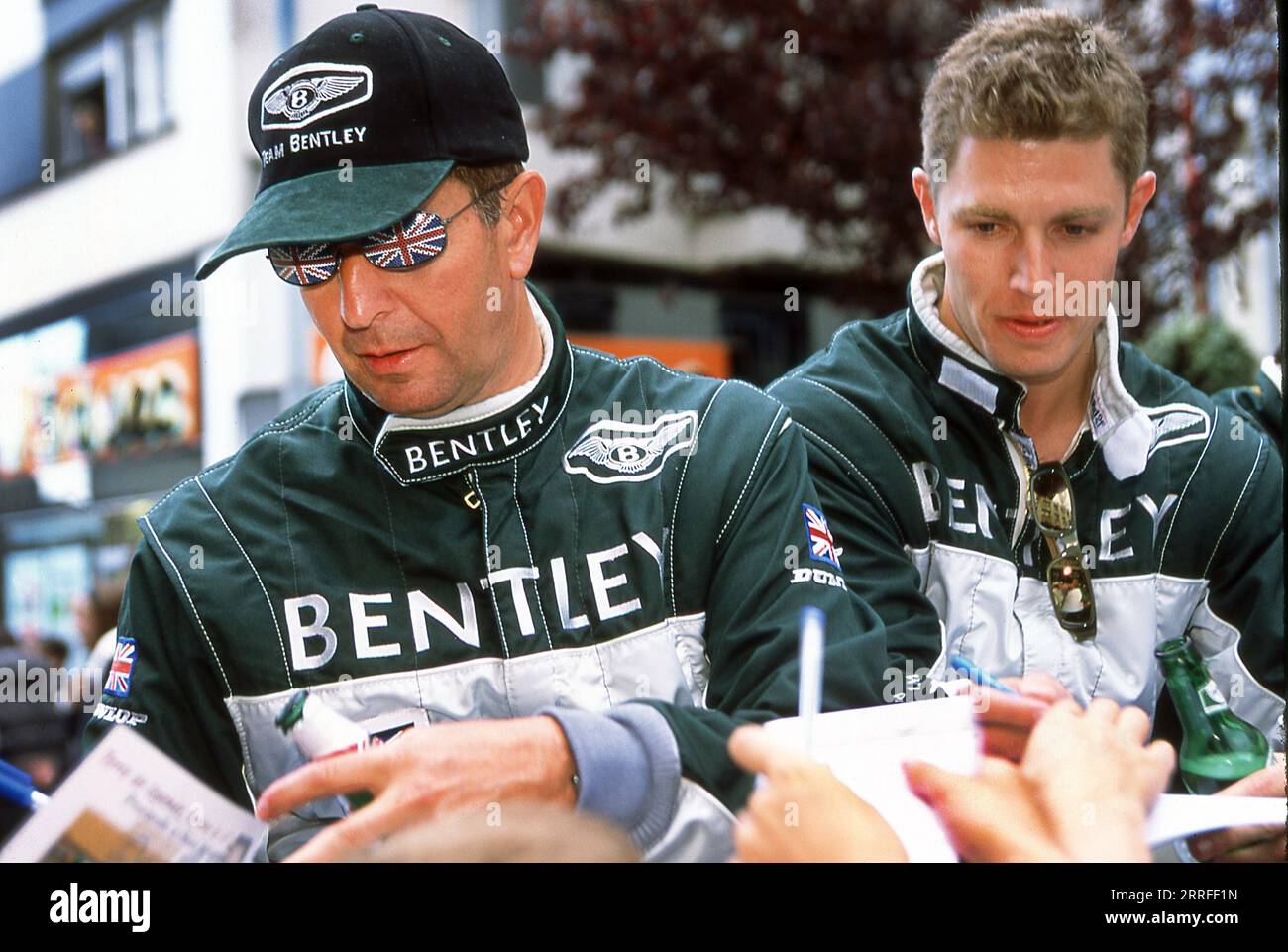 Bentley Team Racing im 24-Stunden-Rennen von Le Mans 2001 mit Bentley Speed 8 Prototyp-Rennwagen. Stockfoto