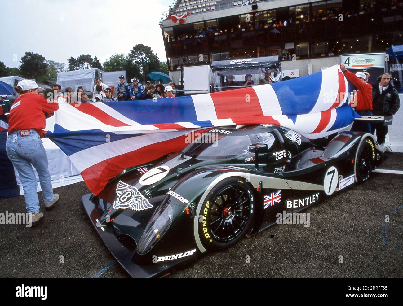Bentley Team Racing im 24-Stunden-Rennen von Le Mans 2001 mit Bentley Speed 8 Prototyp-Rennwagen. Stockfoto