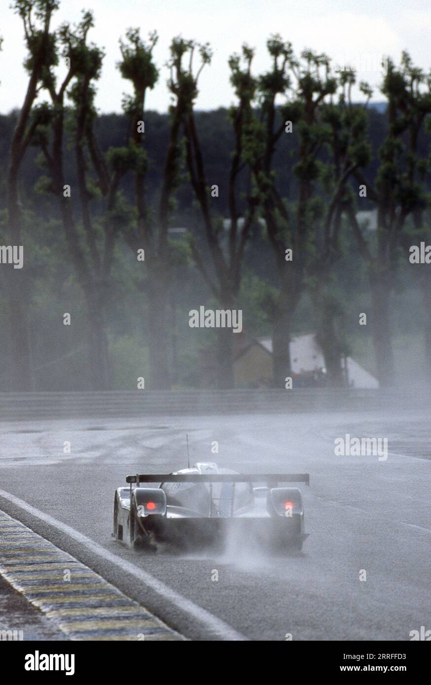 Bentley Team Racing im 24-Stunden-Rennen von Le Mans 2001 mit Bentley Speed 8 Prototyp-Rennwagen. Stockfoto